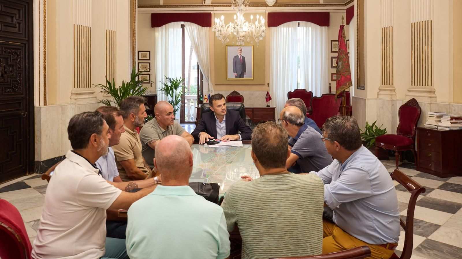 El alcalde de Cádiz y sus dos concejales, reuinido con los miembros de UGT en el Comité de Empresa de Tranvía.