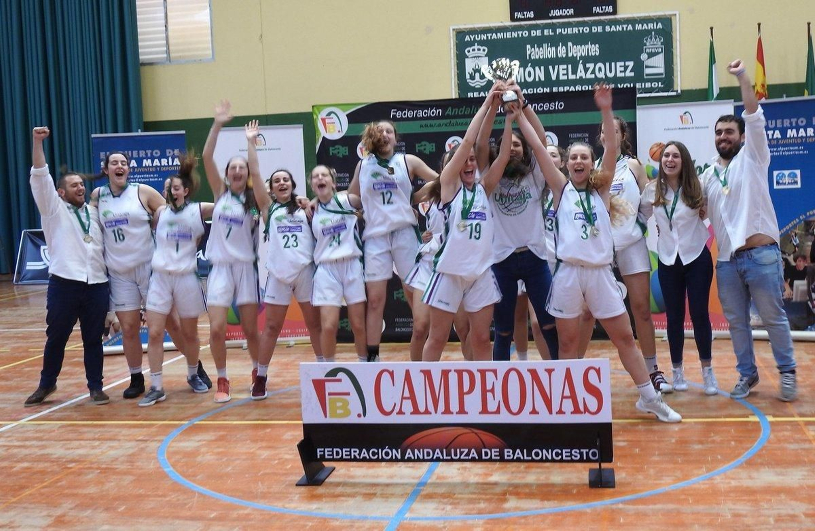 El Unicaja celebra el título de campeón de Andalucía.
