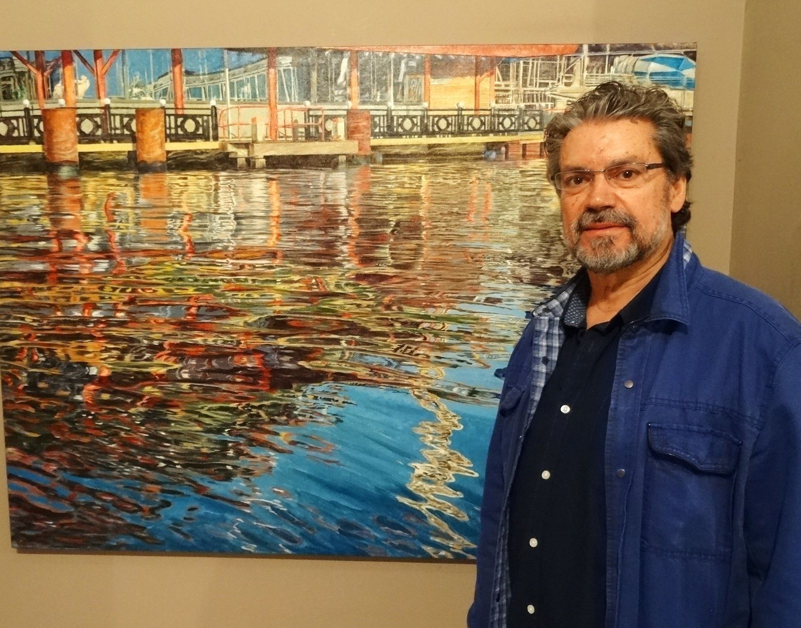 Juan Fernández ante una de sus obras.