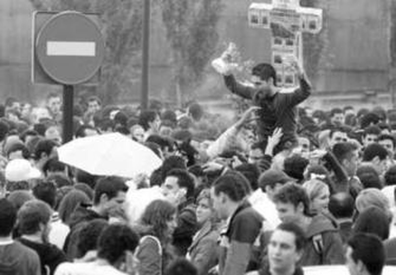 Jóvenes celebrando un botellón junto a Hipercor.