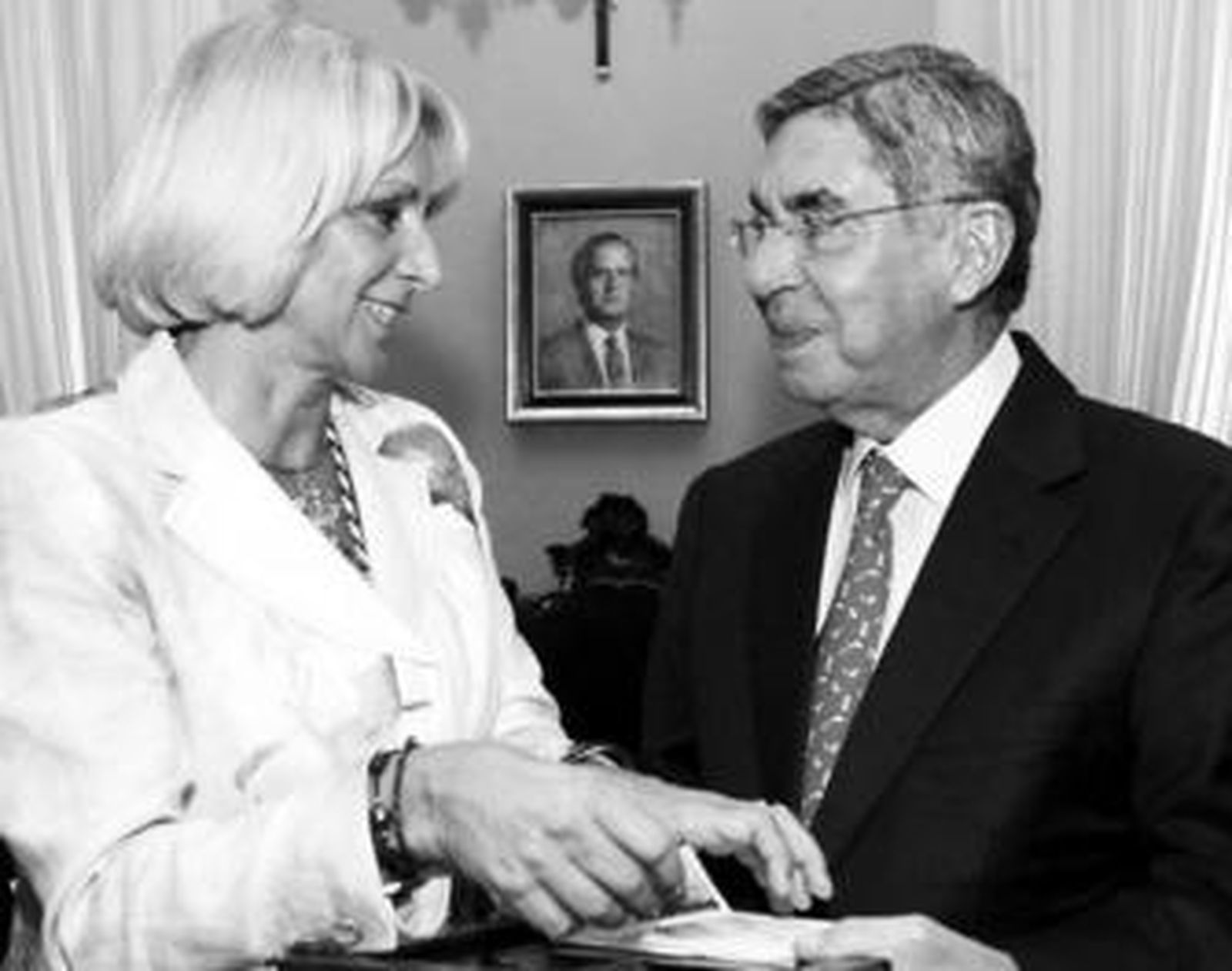 Teófila Martínez entrega a Óscar Arias, una polvera como la que usaban las mujeres en el siglo XIX para guardar la Constitución.