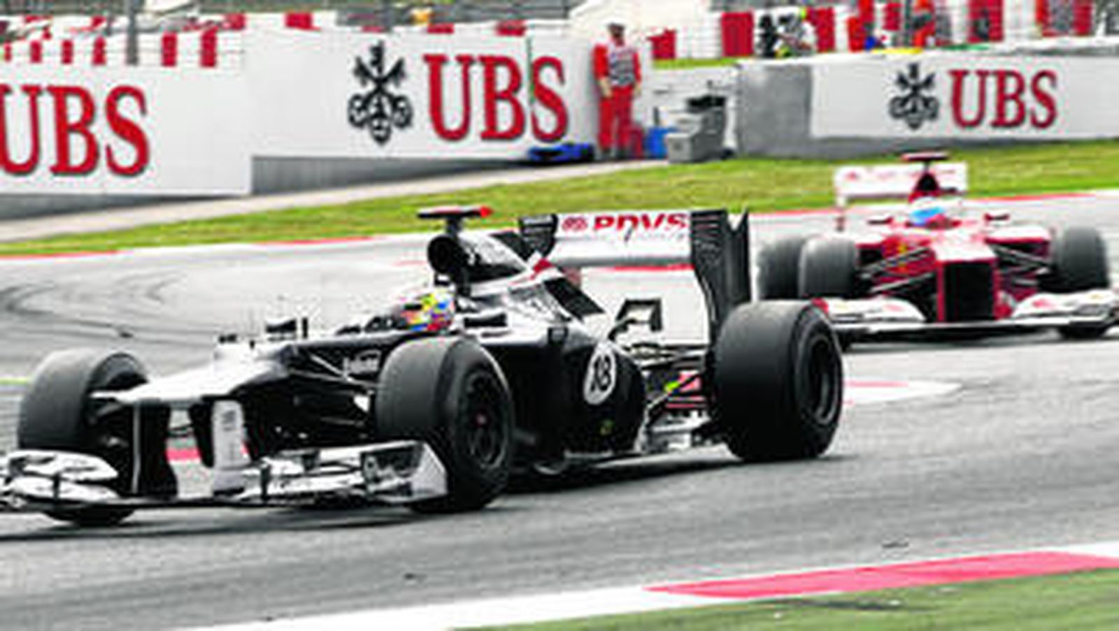 Alonso, detrás, intenta dar alcance a Maldonado en el tramo final de la carrera disputada en Montmeló.
