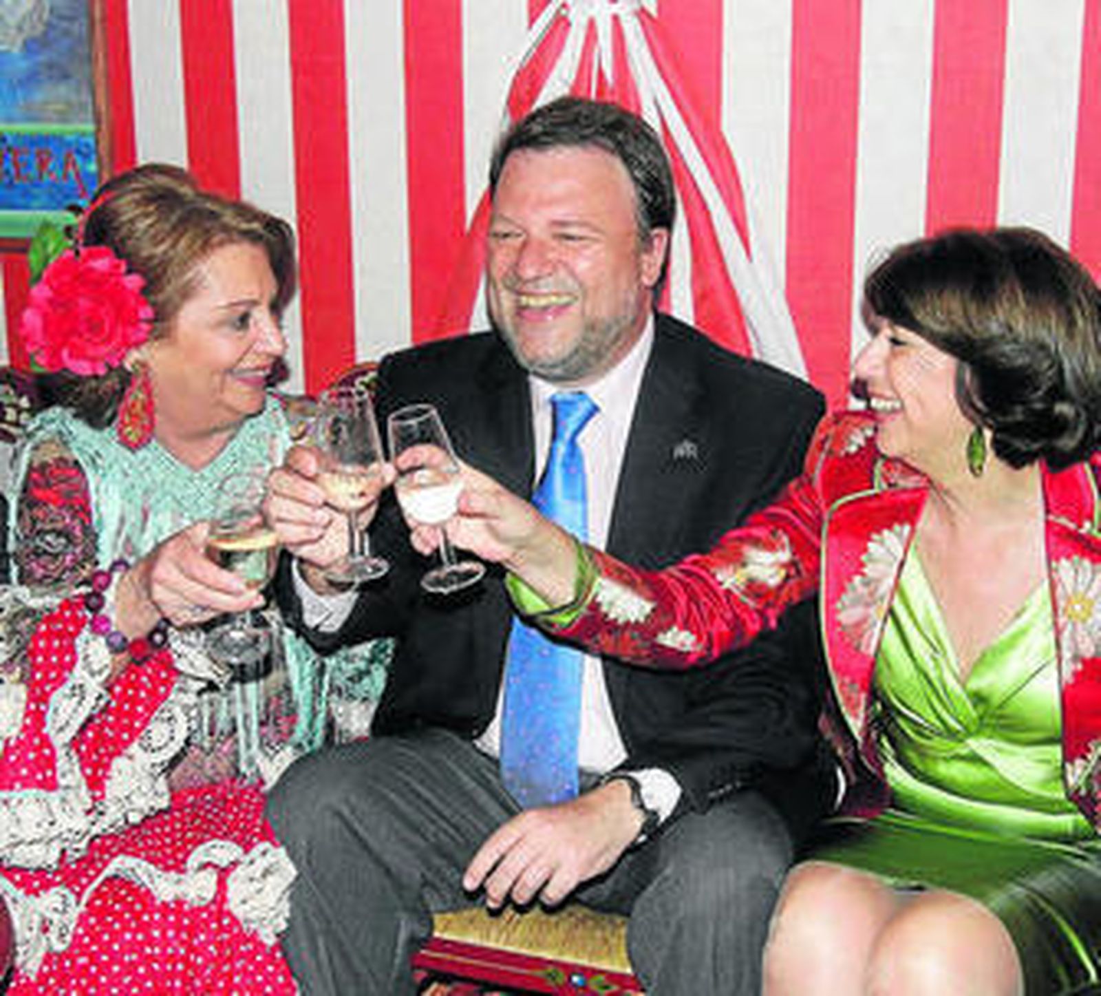 Rafael Periáñez, profesor de la US; José Luis Jiménez, director de la Escuela de Empresariales; Mario Castellanos, profesor de Marketing; Alejandro Cardenete, vicerrector de la UPO y director de su fundación; Manuel Rey, delegado de Urbanismo; Isabel Vázquez, directora de la unidad de Igualdad de la US; Juan Manuel Berbel, director de la cátedra externa de la UPO; Adolfo Vázquez, subdirector de la oficina del Plan Estratégico; Pedro Vázquez, director de Relaciones Institucionales de Endesa; y Antonio Castro.