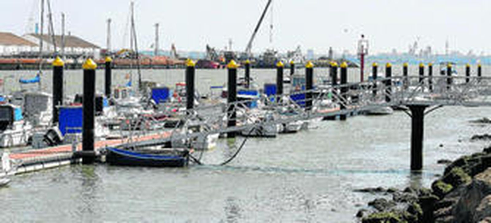 La mayoría de las embarcaciones de pesca deportiva de los socios de La Rampa se encuentran ya atracadas en los nuevos pantalanes junto al paseo Tejada.