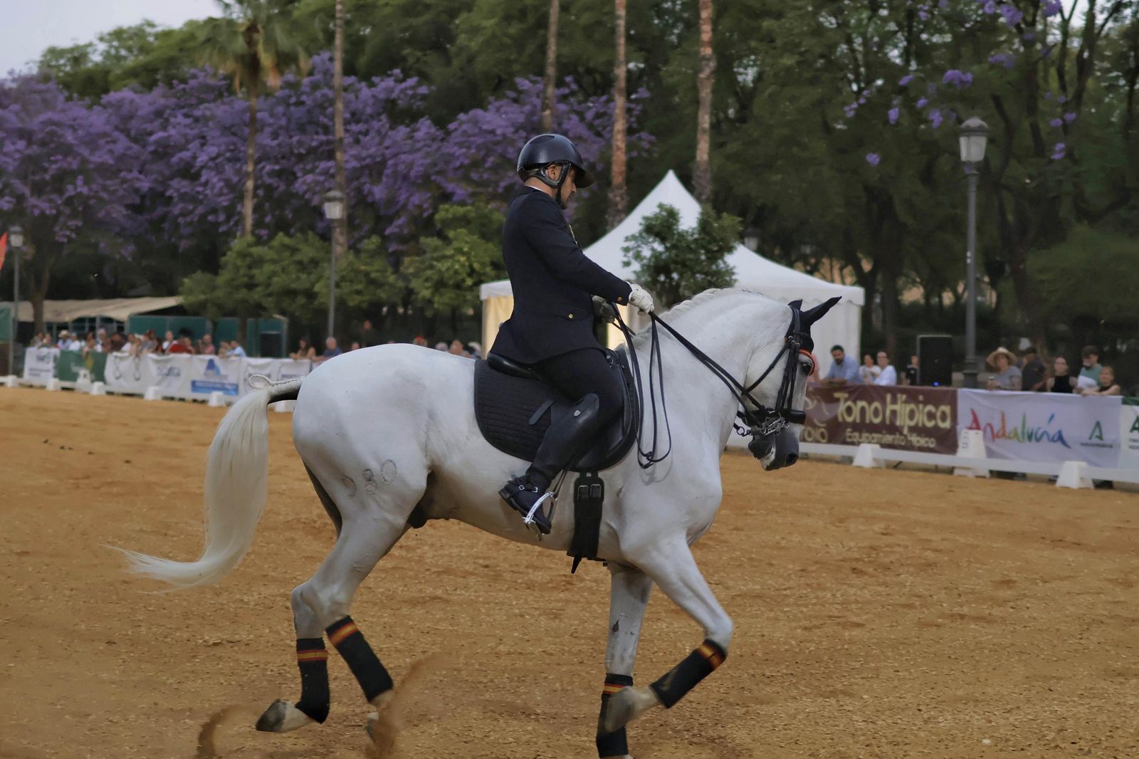 Durante la inauguración participó la unidad de caballería de la Policía Nacional.