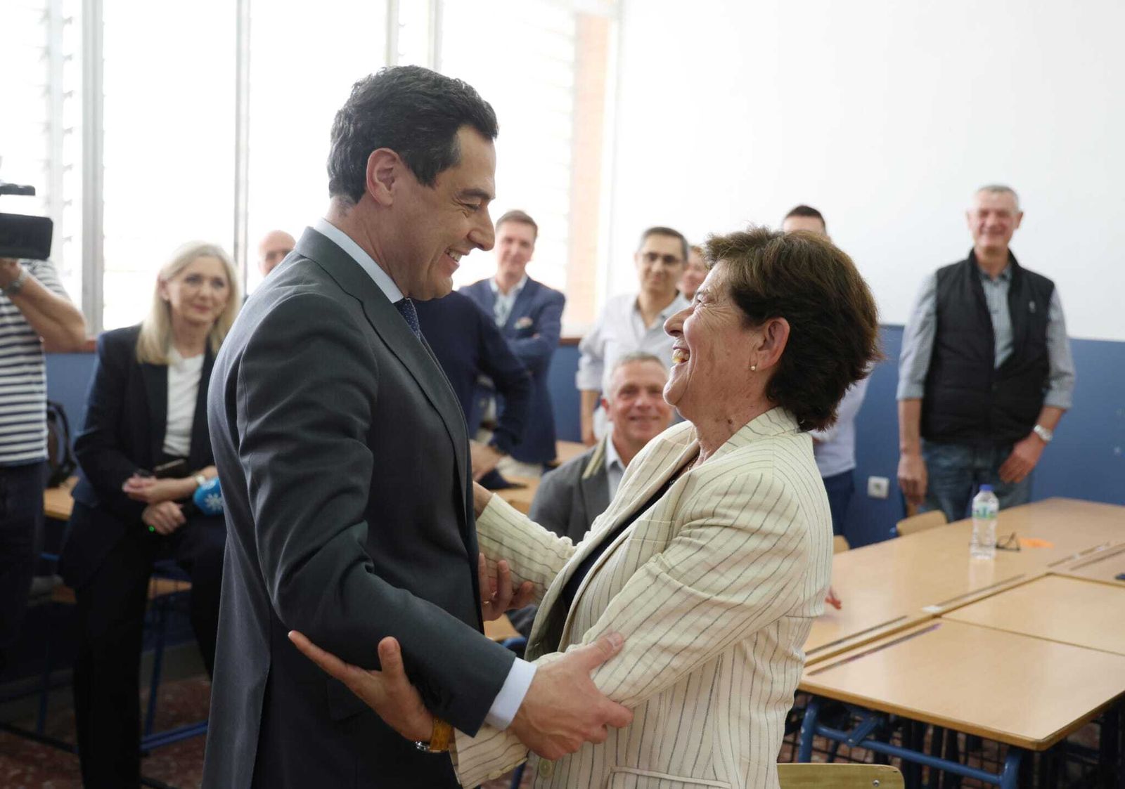 Juanma Moreno con Consuelo Abad, la que fue su profesora de Geografía cuando estudió en la Universidad Laboral.