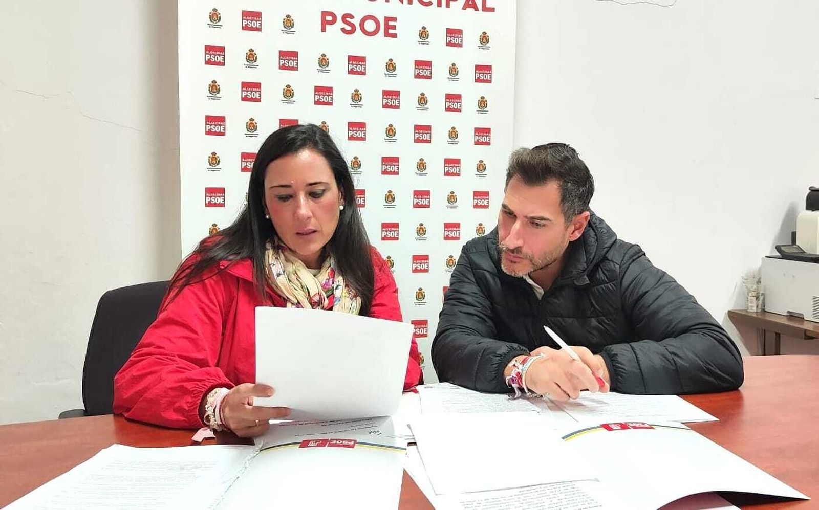 Rocío Arrabal y Fran Fernández revisan una documentación.