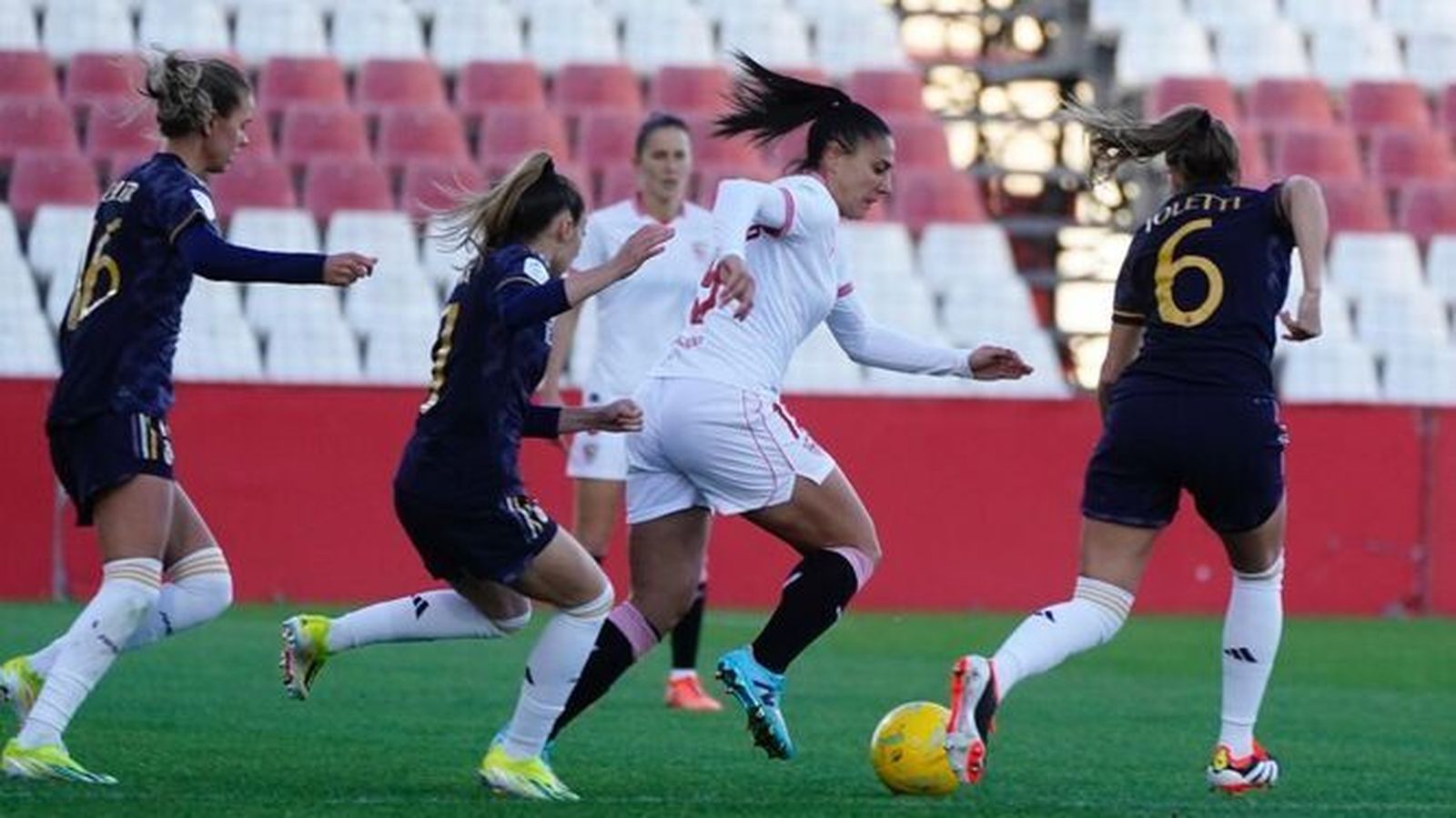 Martín-Prieto se lleva el balón entre varias madridistas, incluida Olga Carmona.