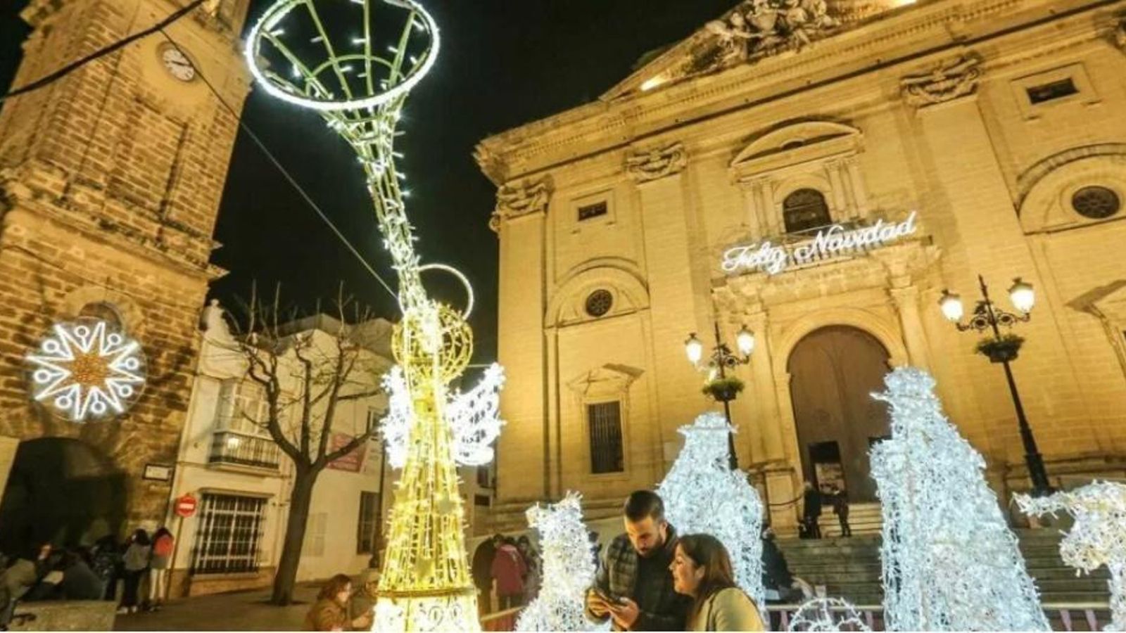 La Plaza Mayor adornada con decorados navideños. La Plaza Mayor adornada con decorados navideños.