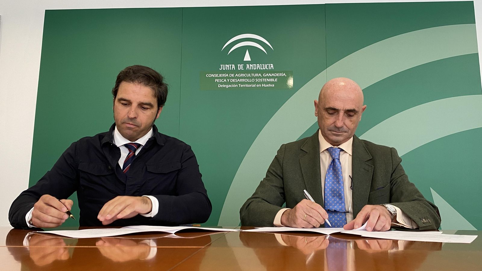 Pedro Yórquez junto a Jesús Velasco durante la firma del acuerdo.