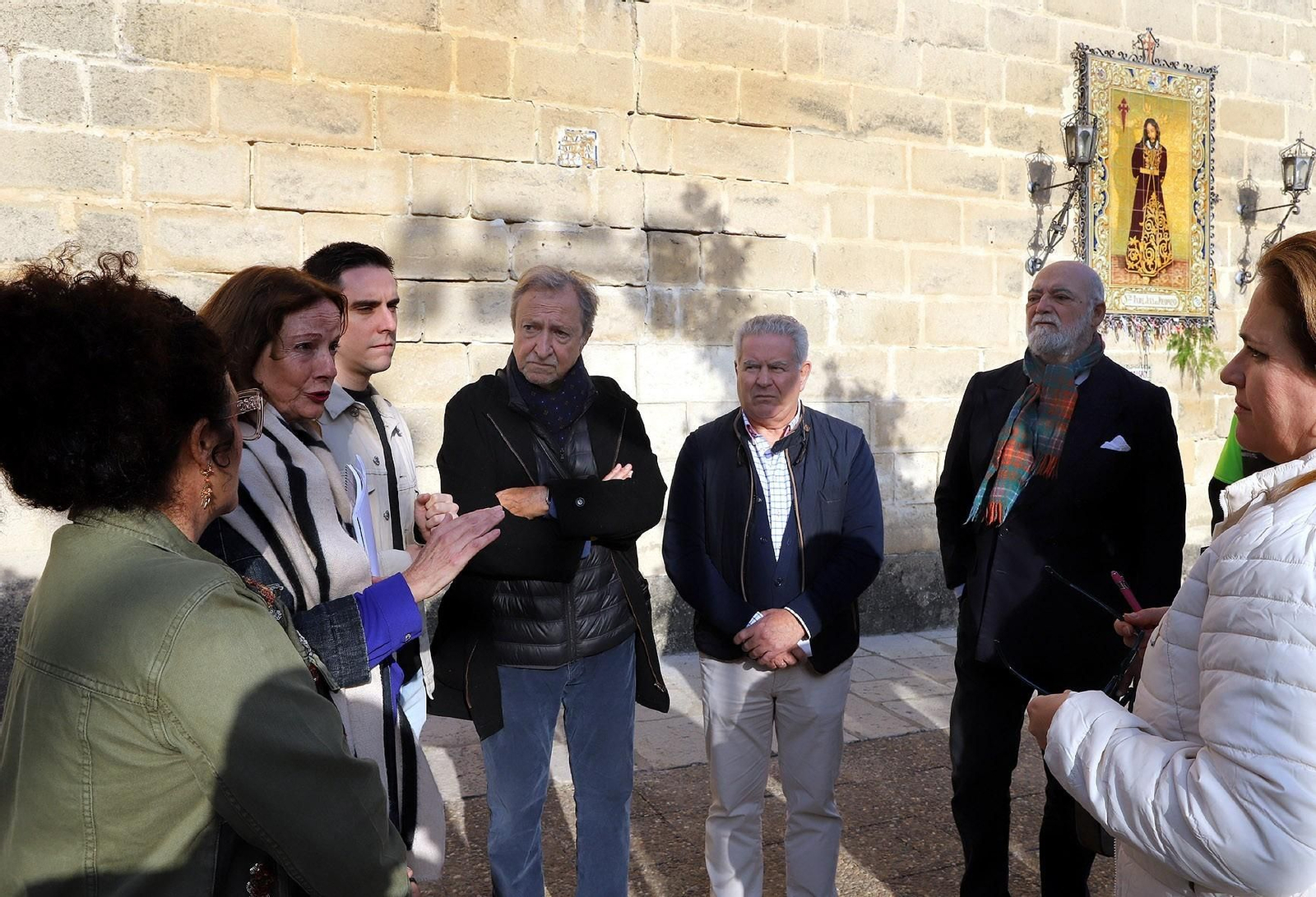 Jaime Espinar frente a la iglesia de Santiasgo con miembros de la asociación ‘Calle Nueva y Cantarería’ y la Plataforma ‘Jerez por Santiago’ Jaime Espinar frente a la iglesia de Santiasgo con miembros de la asociación ‘Calle Nueva y Cantarería’ y la Plataforma ‘Jerez por Santiago’