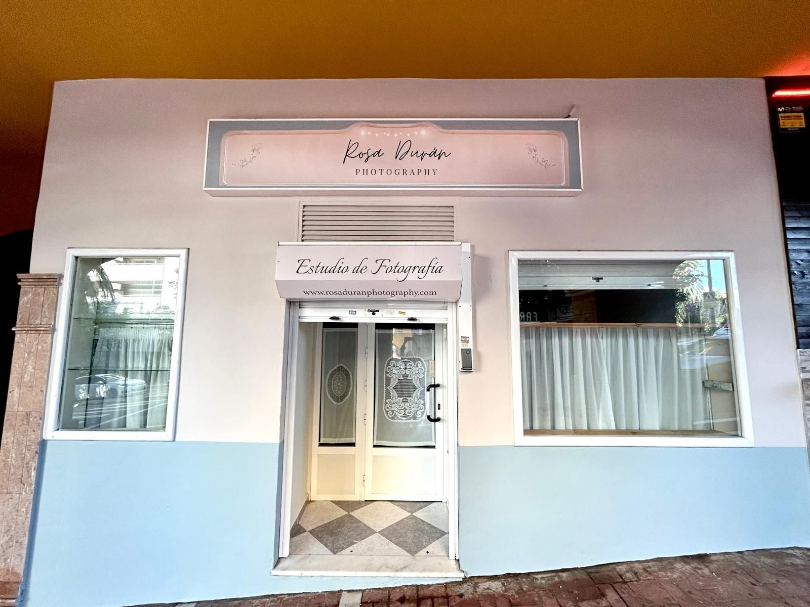 Entrada al estudio de Rosa Durán, en la avenida Virgen de la Palma de Algeciras.
