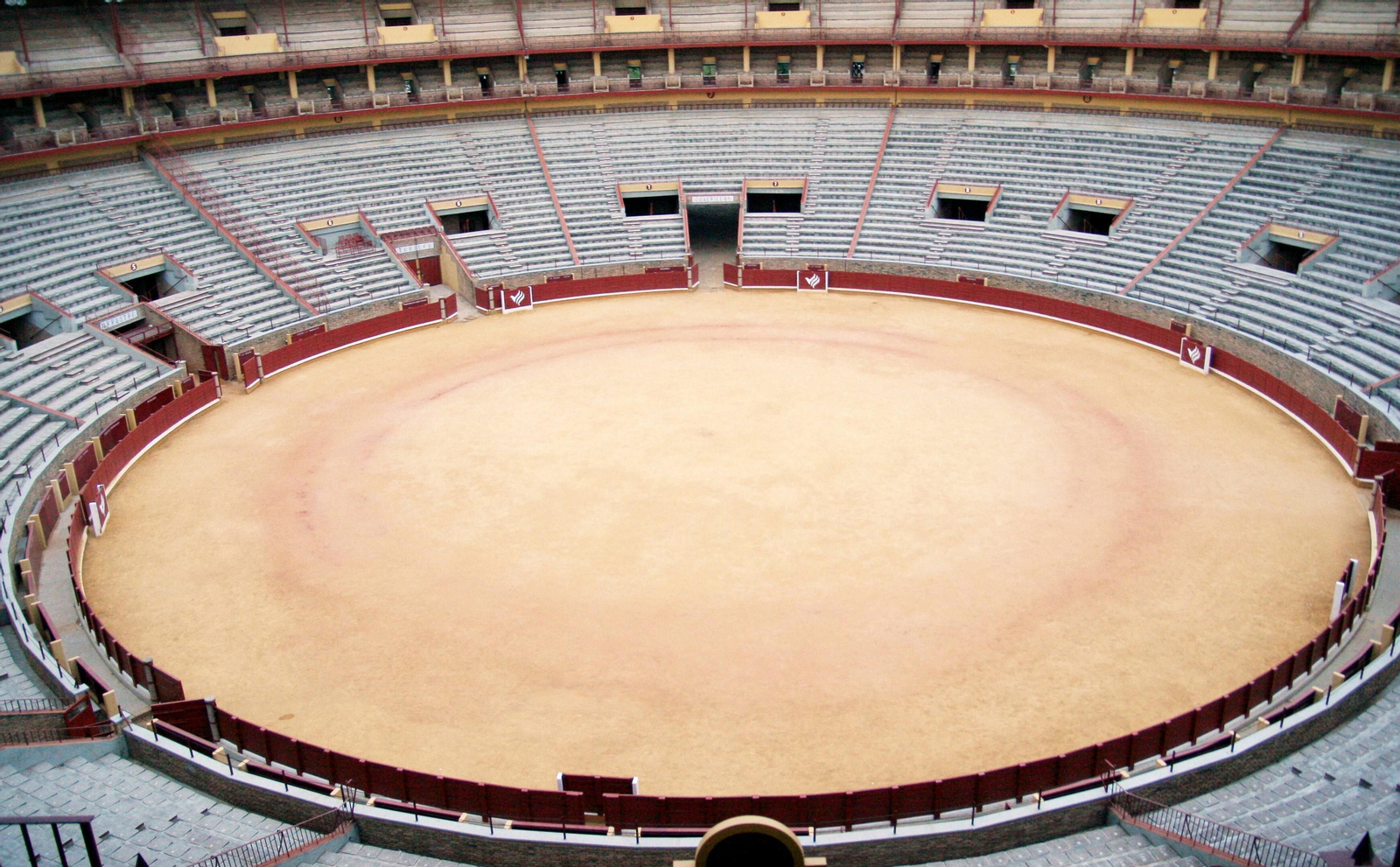 Plaza de Toros de Córdoba, punto establecido para vacunaciones masivas. Plaza de Toros de Córdoba, punto establecido para vacunaciones masivas.