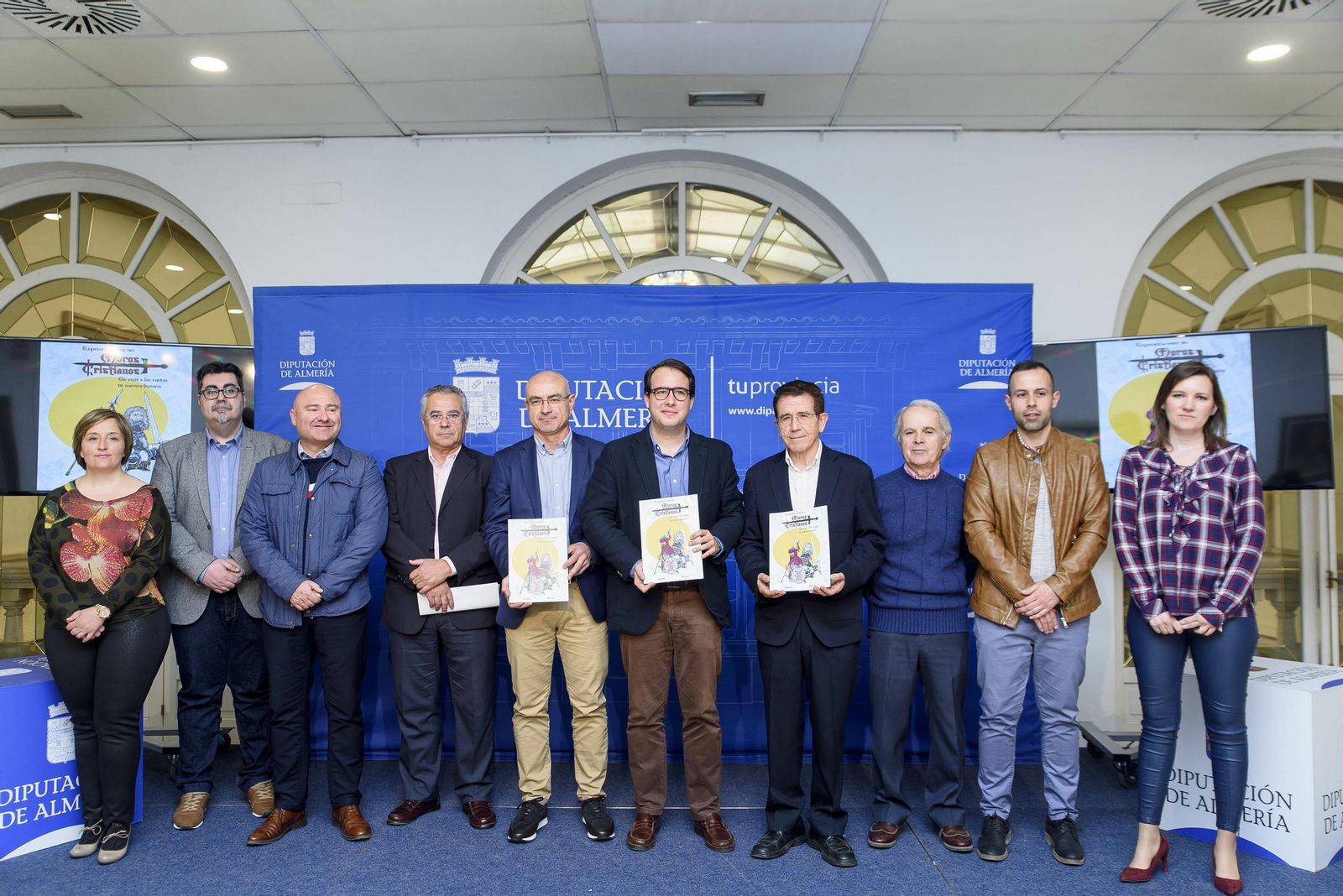 Fernando Giménez con los autores del cómic y representantes de los ayuntamientos que han colaborado.