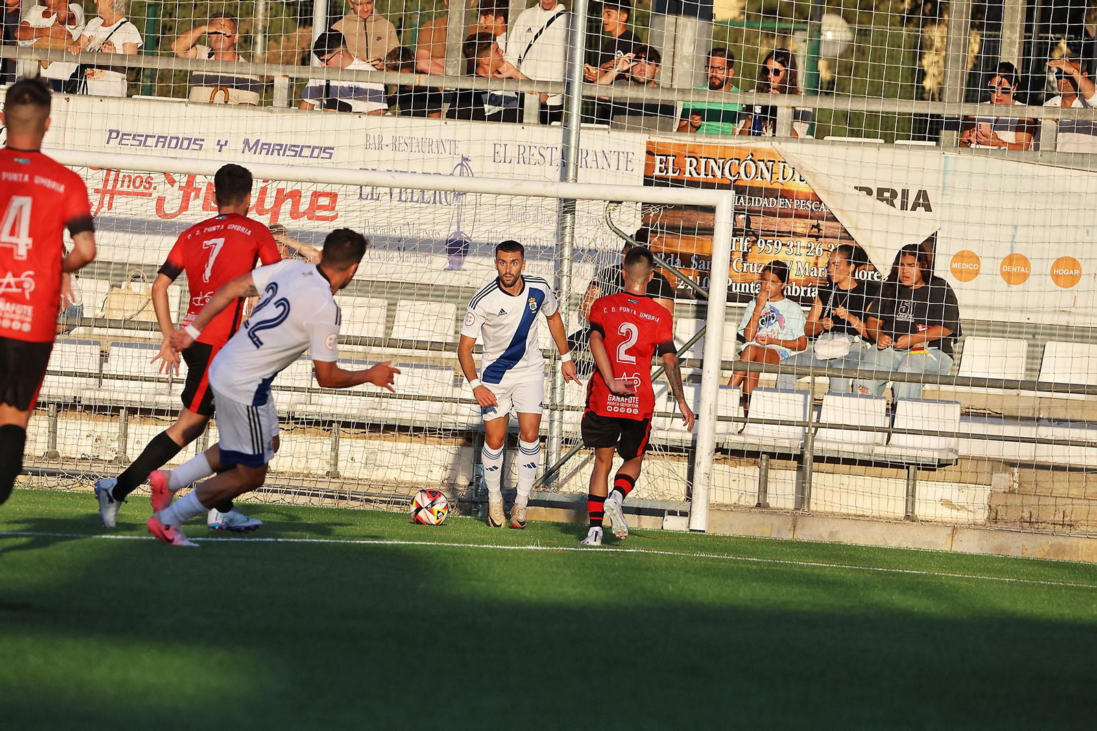 Imágenes del amistoso entre el CD Punta Umbría y el Recreativo de Huelva