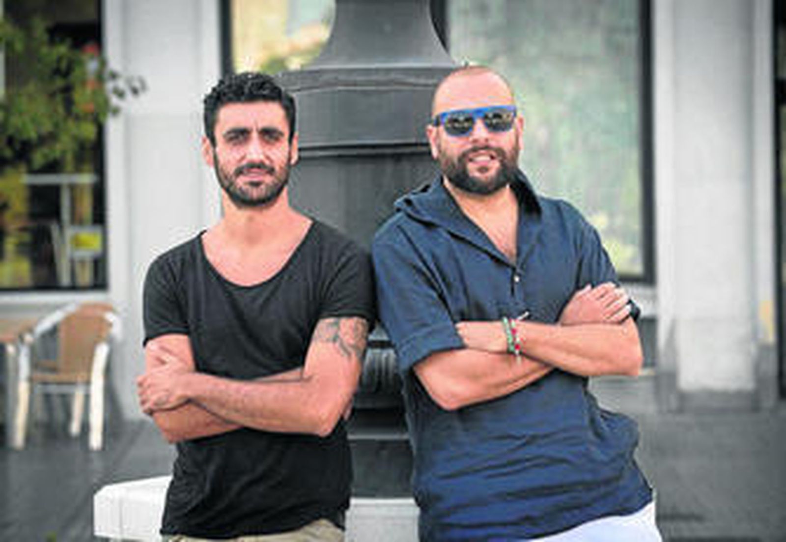 Curro Santos y Joselete Guerra, dos de los miembros del grupo jerezano Musho Gitano, ayer en Cádiz.