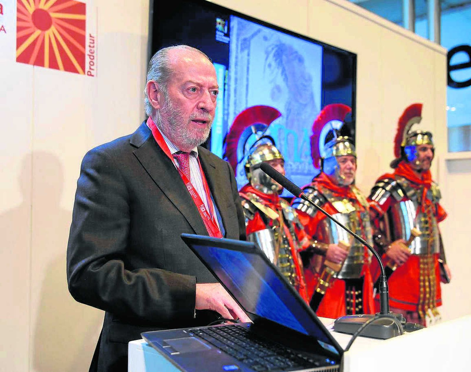 El presidente de la Diputación en el acto de presentación de la nueva guía sobre el legado romano.