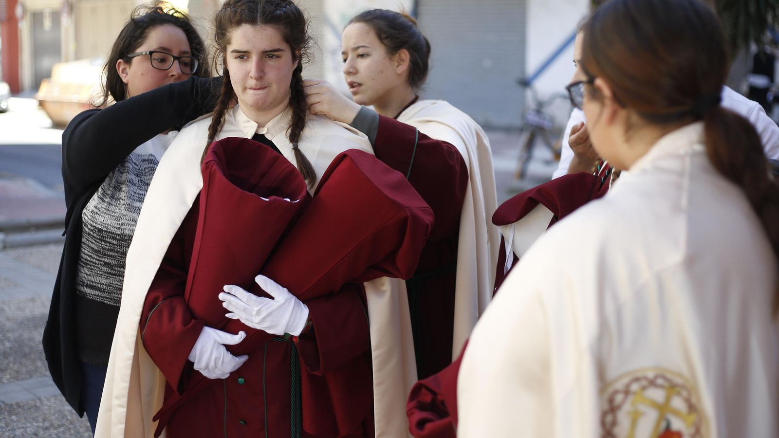 La túnica de El Trabajo es granate, con capa beig y cíngulo verde