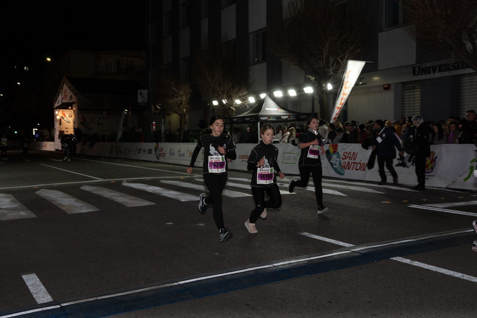 En imágenes: 2.000 atletas brillan con luz propia en la infantil de la Carrera de San Antón 2026