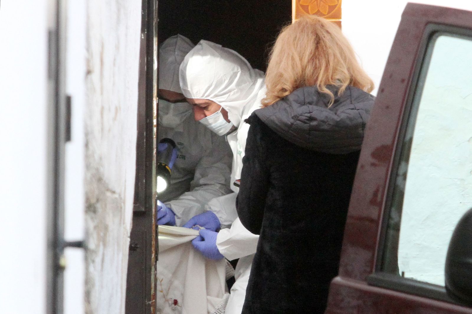 Agentes de la científica, en la casa de Bernardo Montoya.