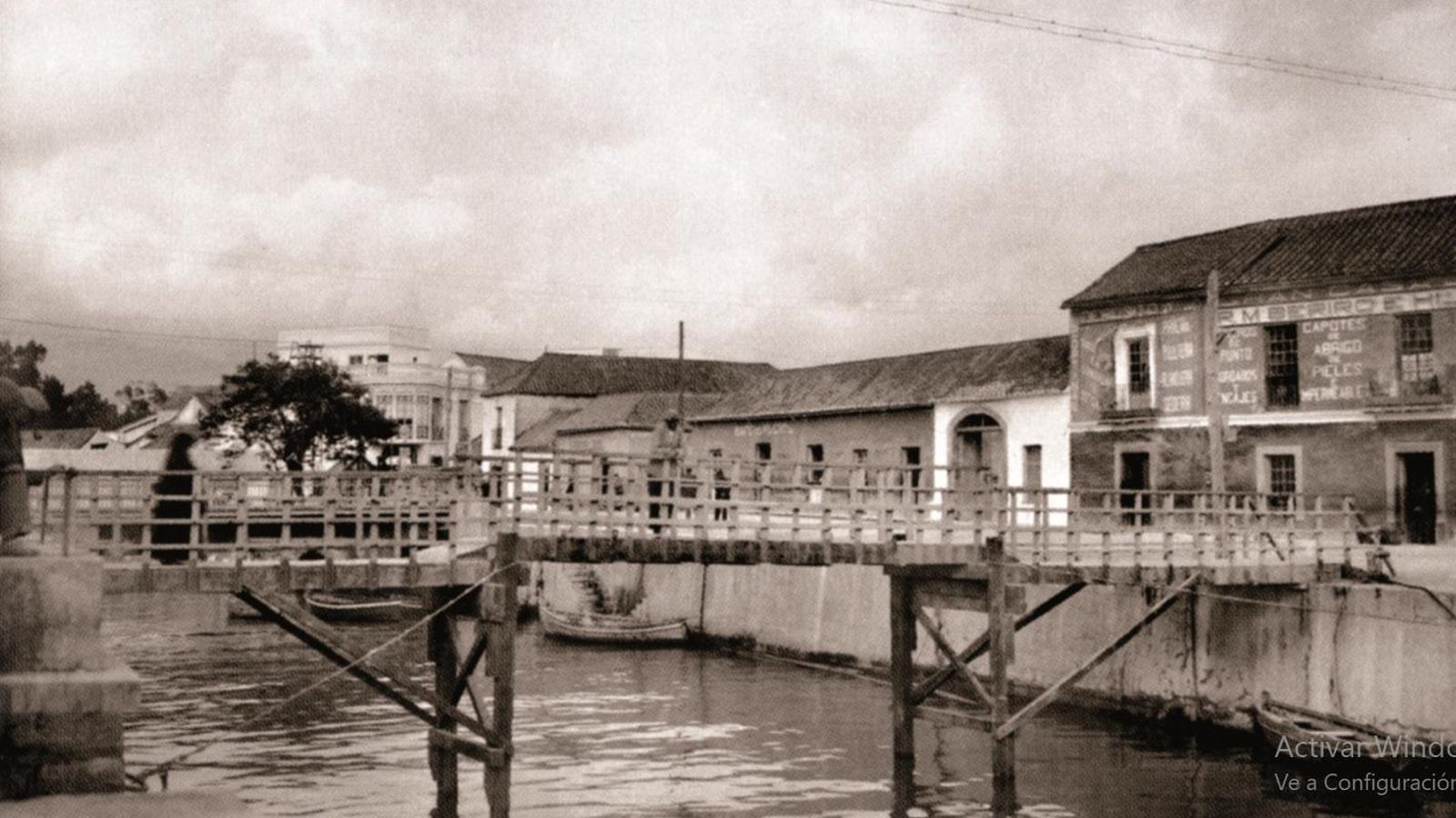Pasarela peatonal construida aguas abajo del clausurado puente de la Conferencia en abril de 1921.