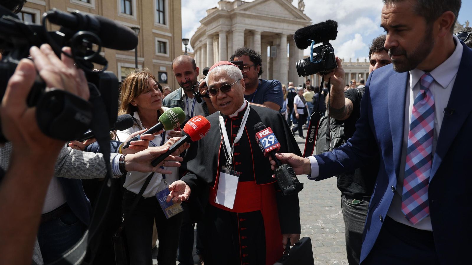 Las imágenes de las vísperas del cónclave en la Plaza de San Pedro del Vaticano