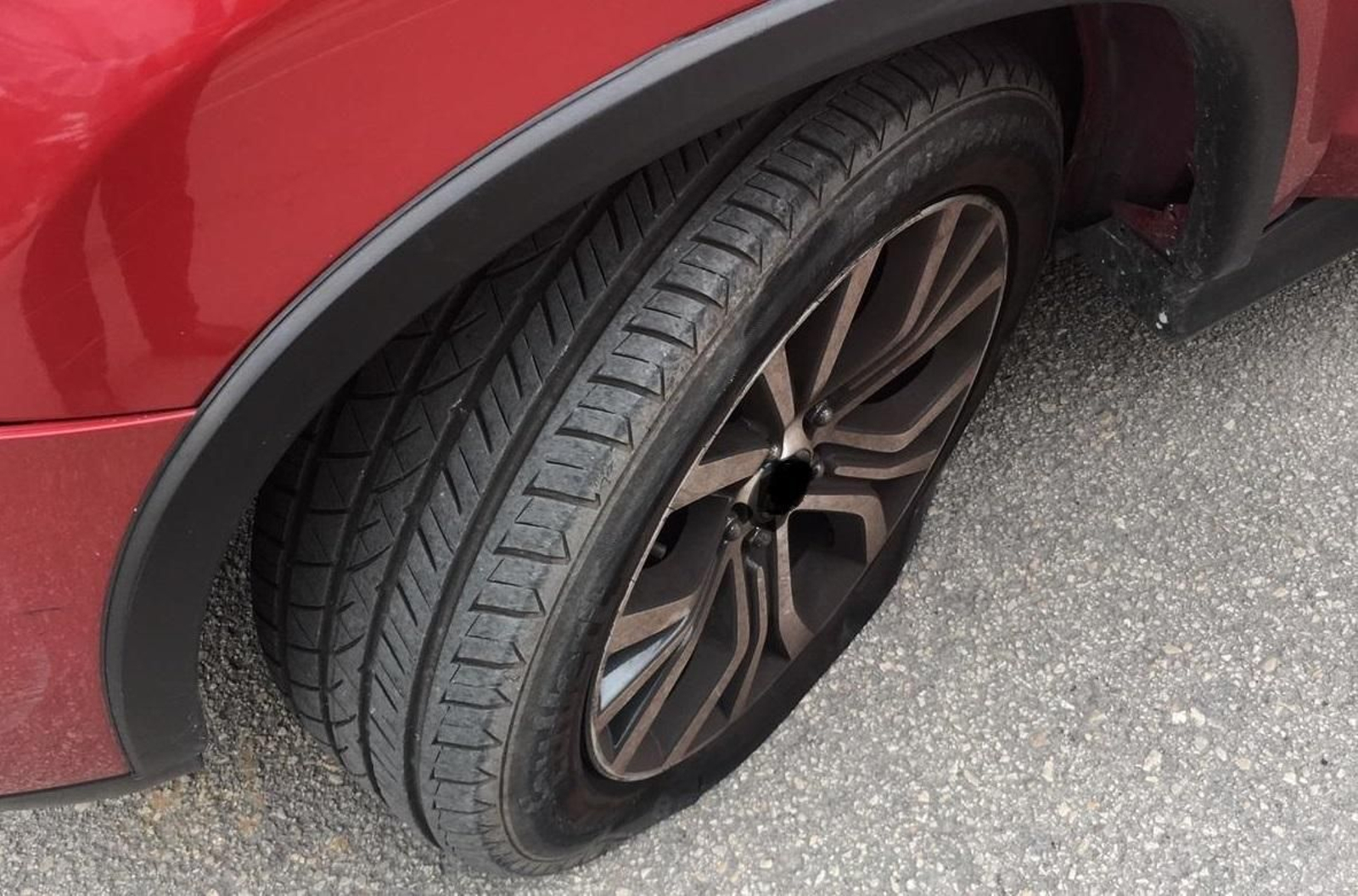 La rueda delantera izquierda del vehículo de Juan Cisneros, fiscal jefe de Algeciras.