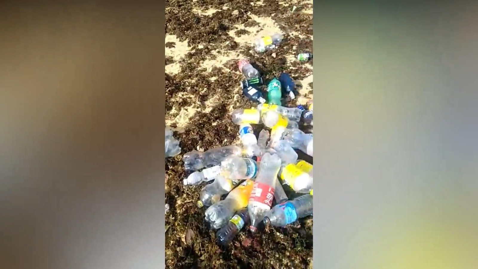 Basura plástica en la Punta de San Felipe, después del botellón del fin de semana