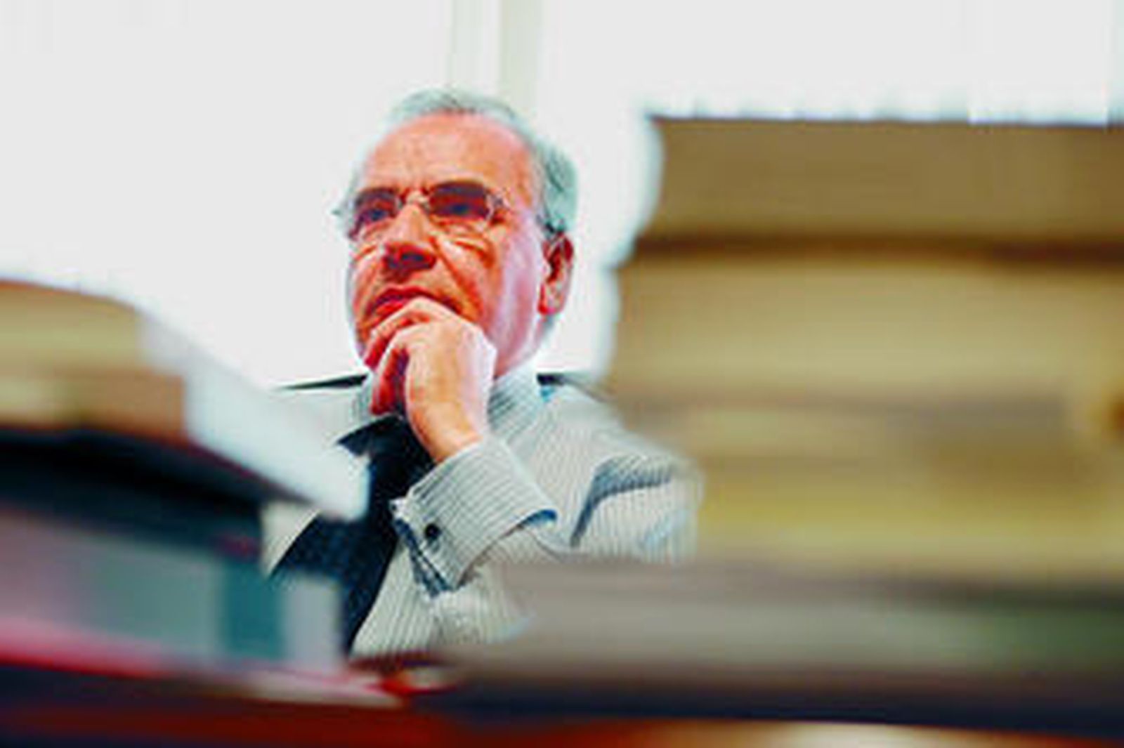 El presidente de la Comisión Constitucional, en su despacho del Congreso.