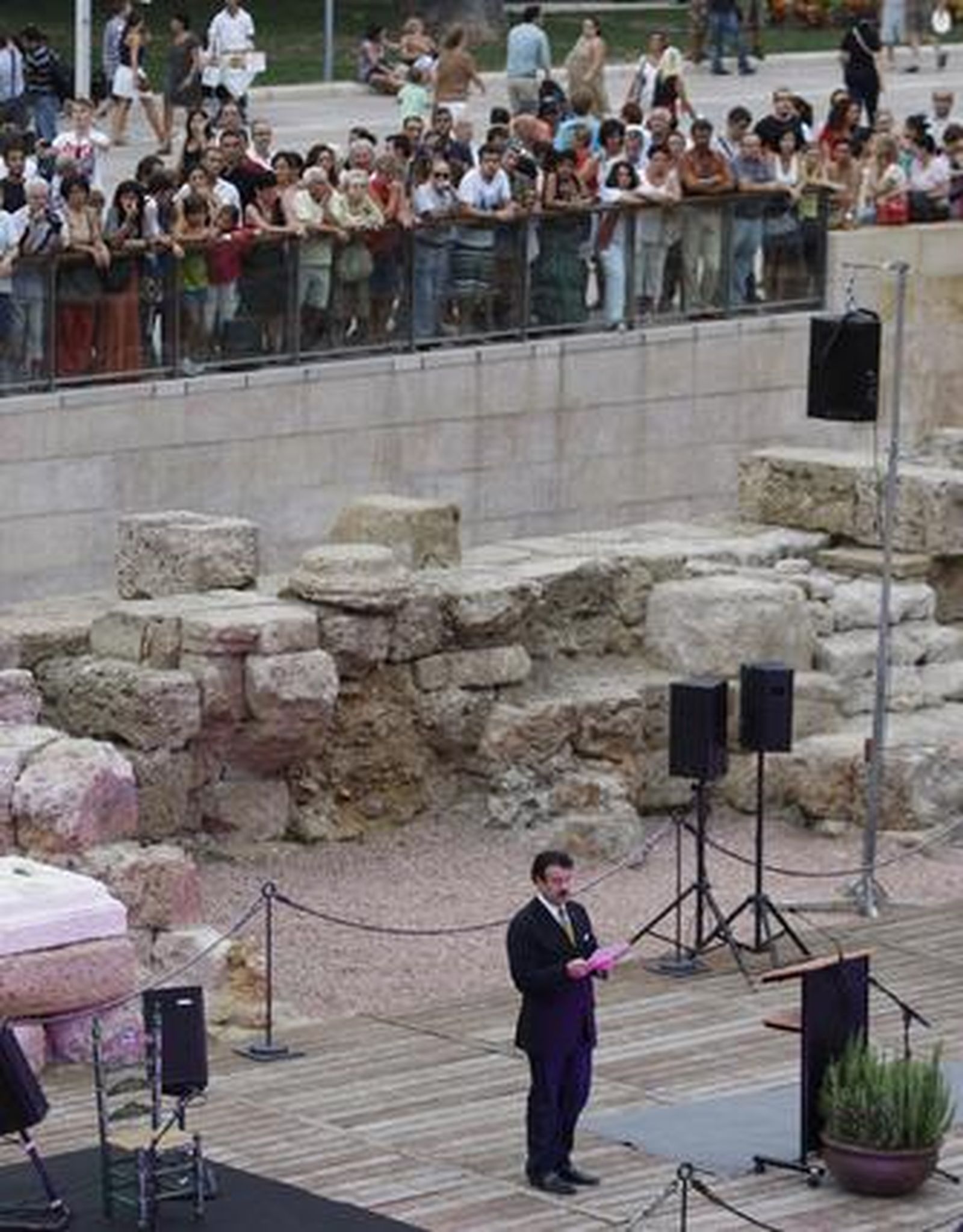 Las gradas del coliseo estrenaron aforo ante unos 400 invitados a un acto simbólico como la guitarra de Daniel Casares y el predicado de Carlos Álvarez como reclamo

Foto: Sergio Camacho