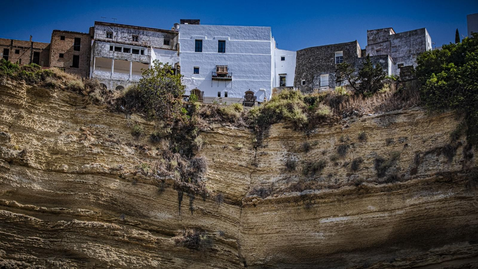 Viviendas levantadas en uno de los tajos de la Peña de Arcos Viviendas levantadas en uno de los tajos de la Peña de Arcos