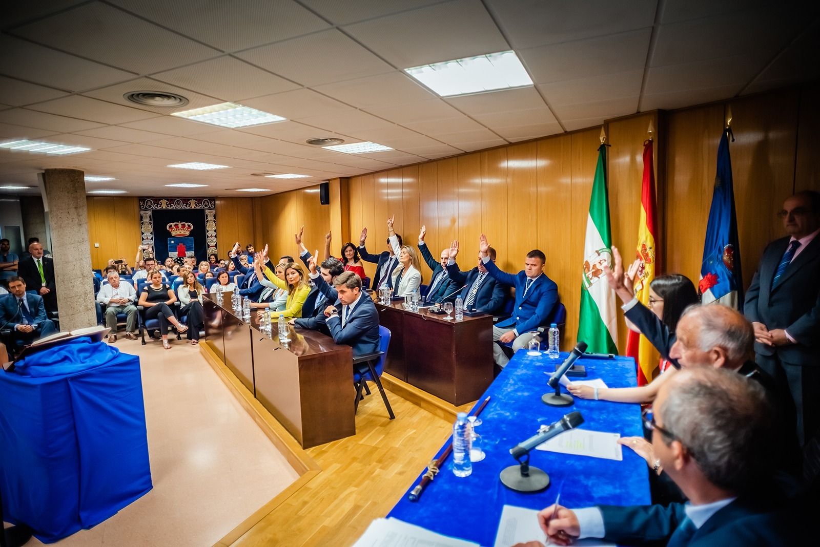 Fotogalería del pleno de investidura de Gabriel Amat en Roquetas de Mar.