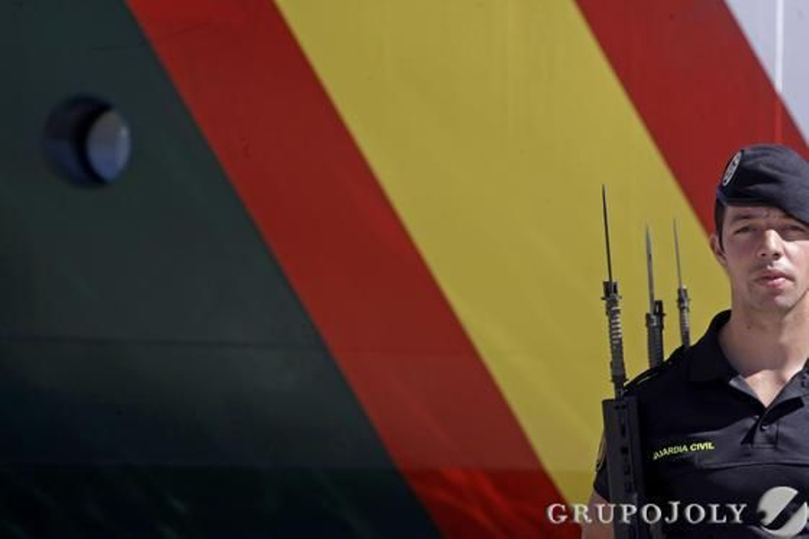 Don Juan Carlos muestra su apoyo a los pescadores y a la Guardia Civil por el trabajo que realizan./Erasmo Fenoy