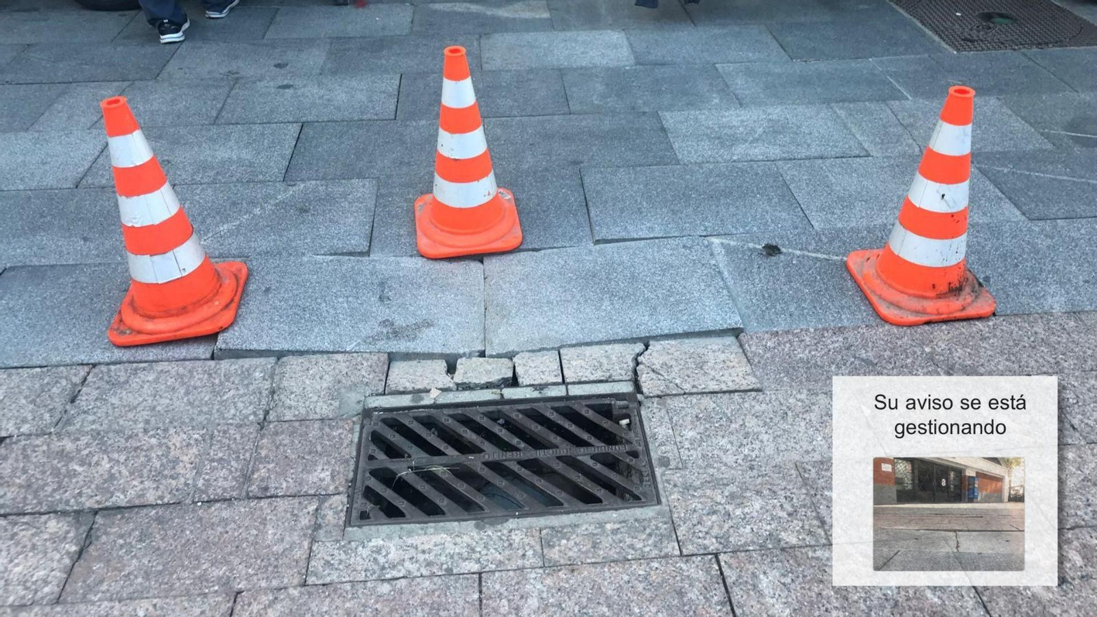 Una mujer tropezó con unas losas sueltas en el mercado central y, tras cuatro meses de espera, la única respuesta municipal han sido tres conos naranjas.
