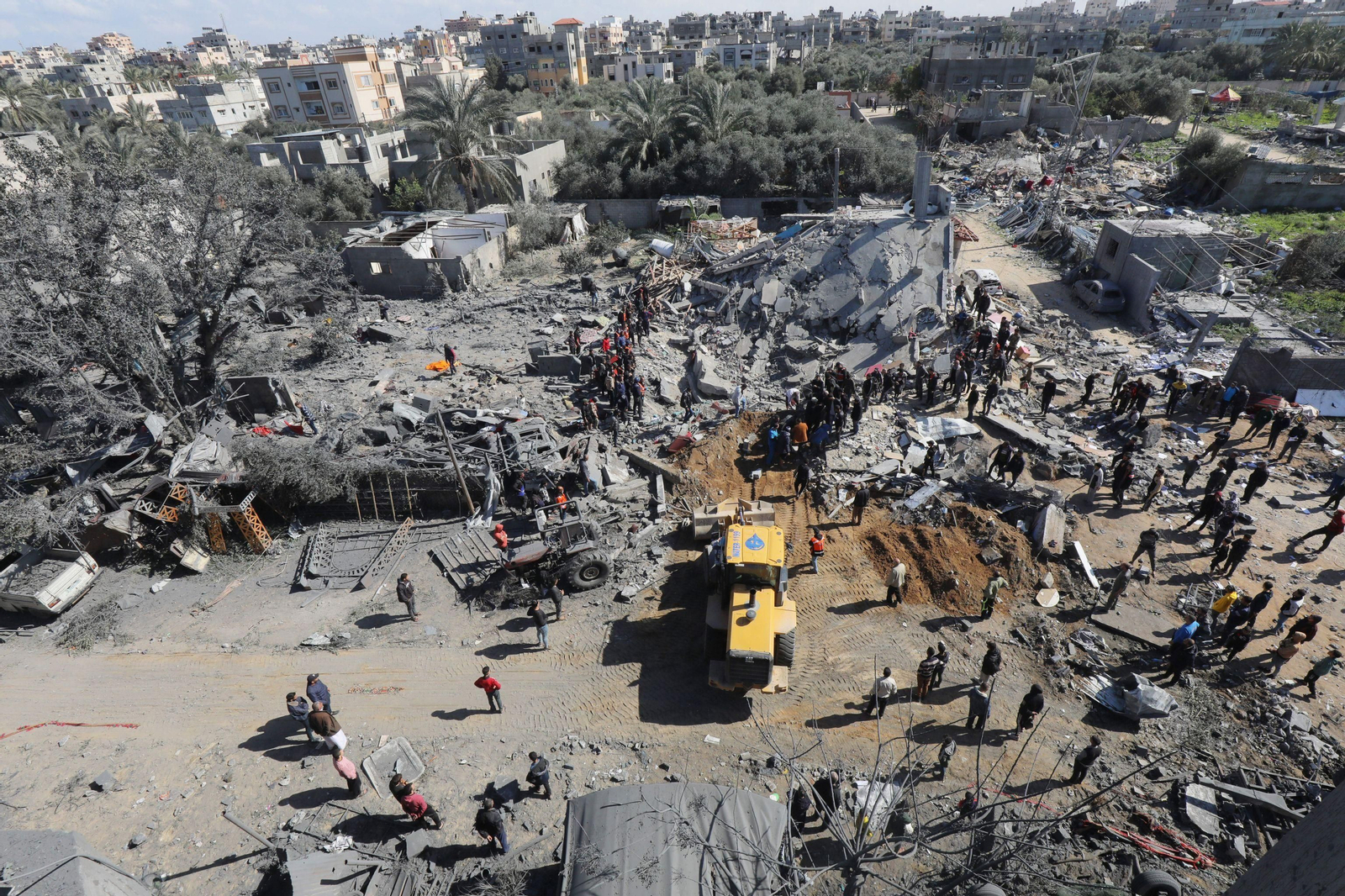 Palestinos trabajan en una zona atacada por el Ejército israelí en Zawaida, en Gaza.