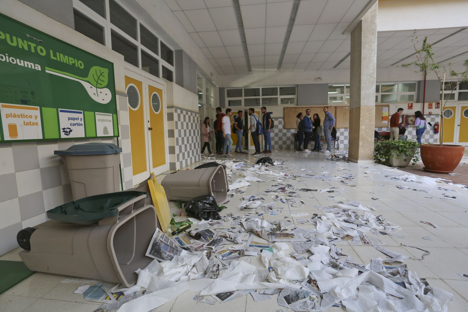 Contenedores volcados en la Facultad de Derecho.
