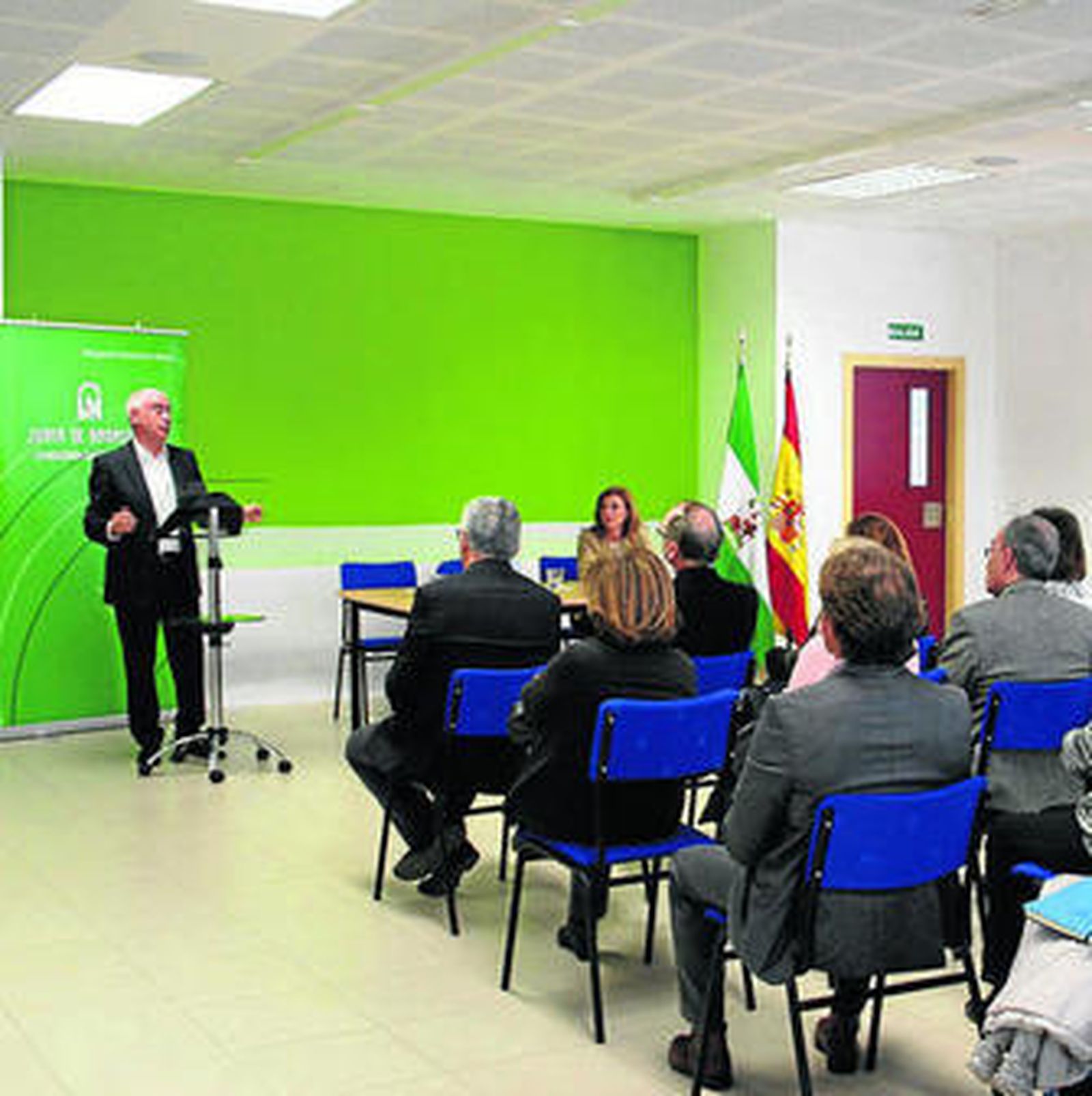 El consejero estuvo reunido con padres, madres, profesorado y alumnos.