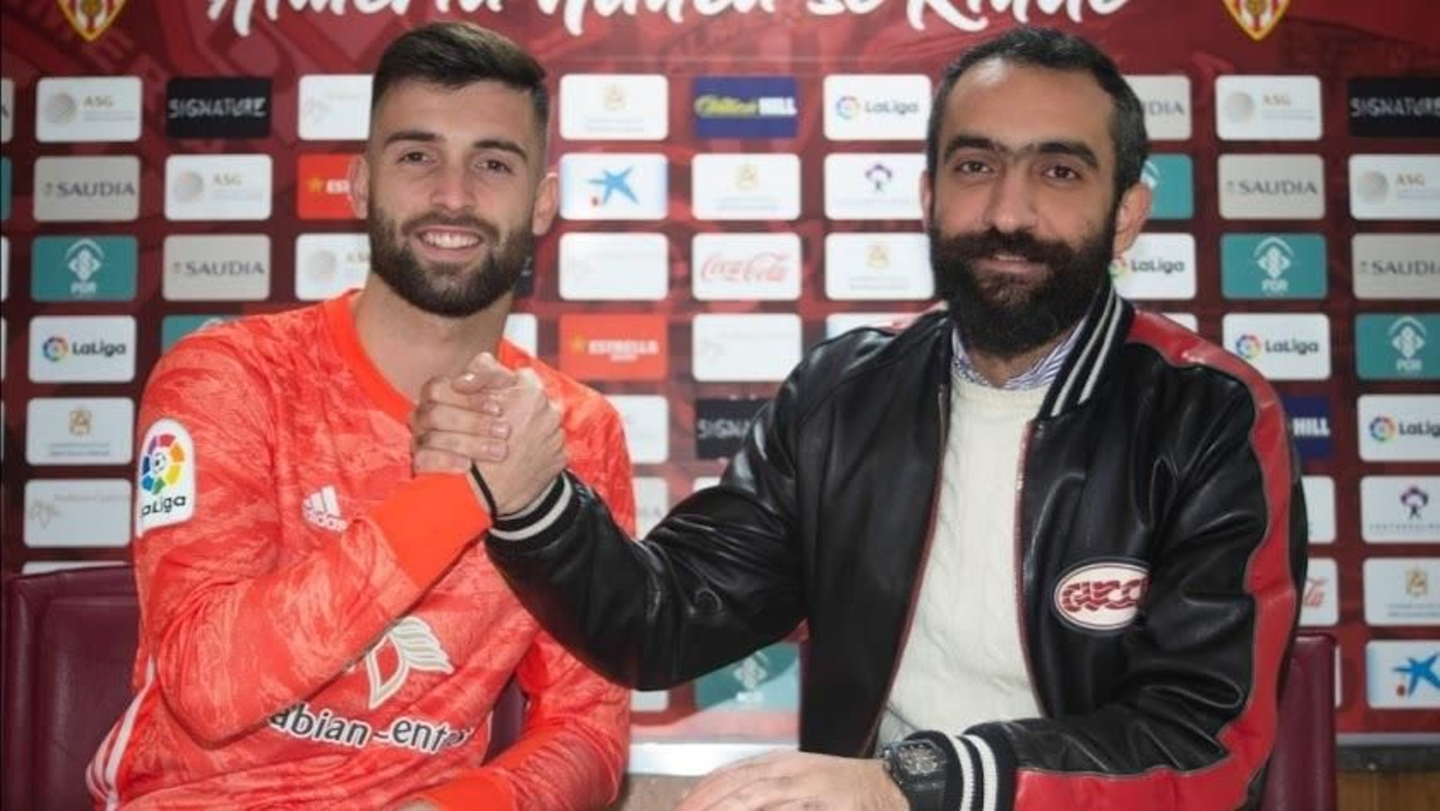 El Assy saluda a Sivera tras firmar el contrato