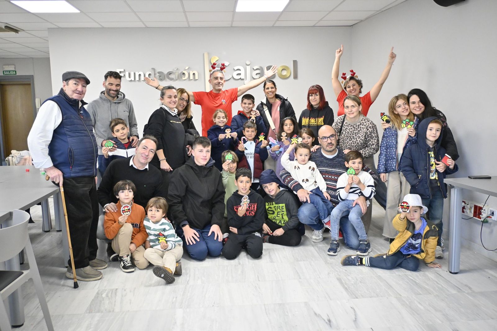 Las fotografías el taller que ofrece la Fundación Cajasol más espectáculo variado con Triky Trake