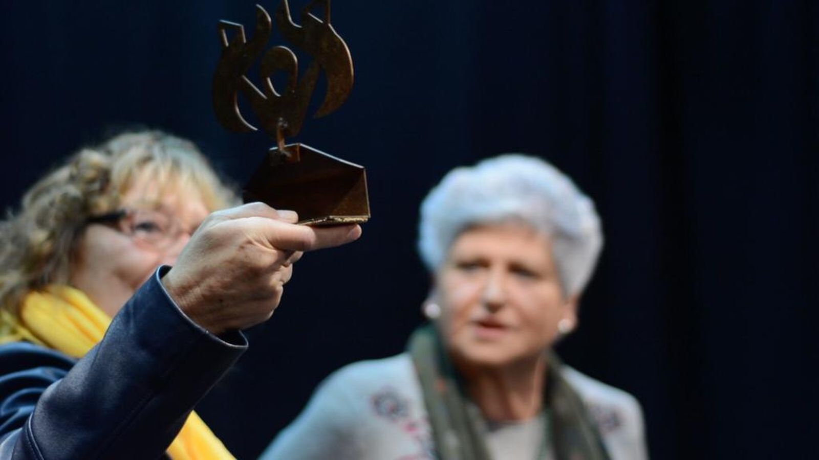 El premio que entregó a Mari Luz Lara, de fondo, Páginas Violeta hace unos días.