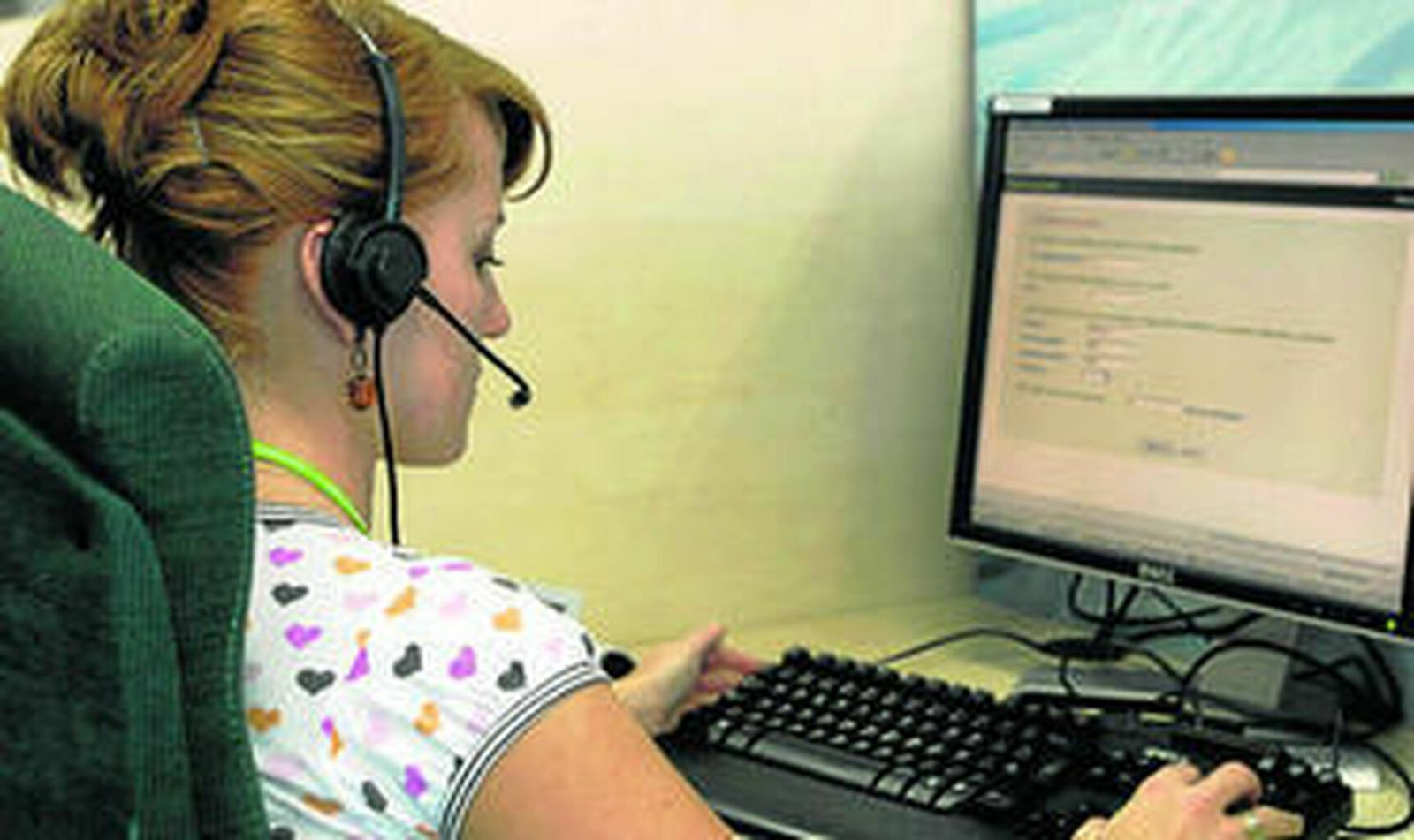 Una profesional del teléfono Salud Responde de la Junta