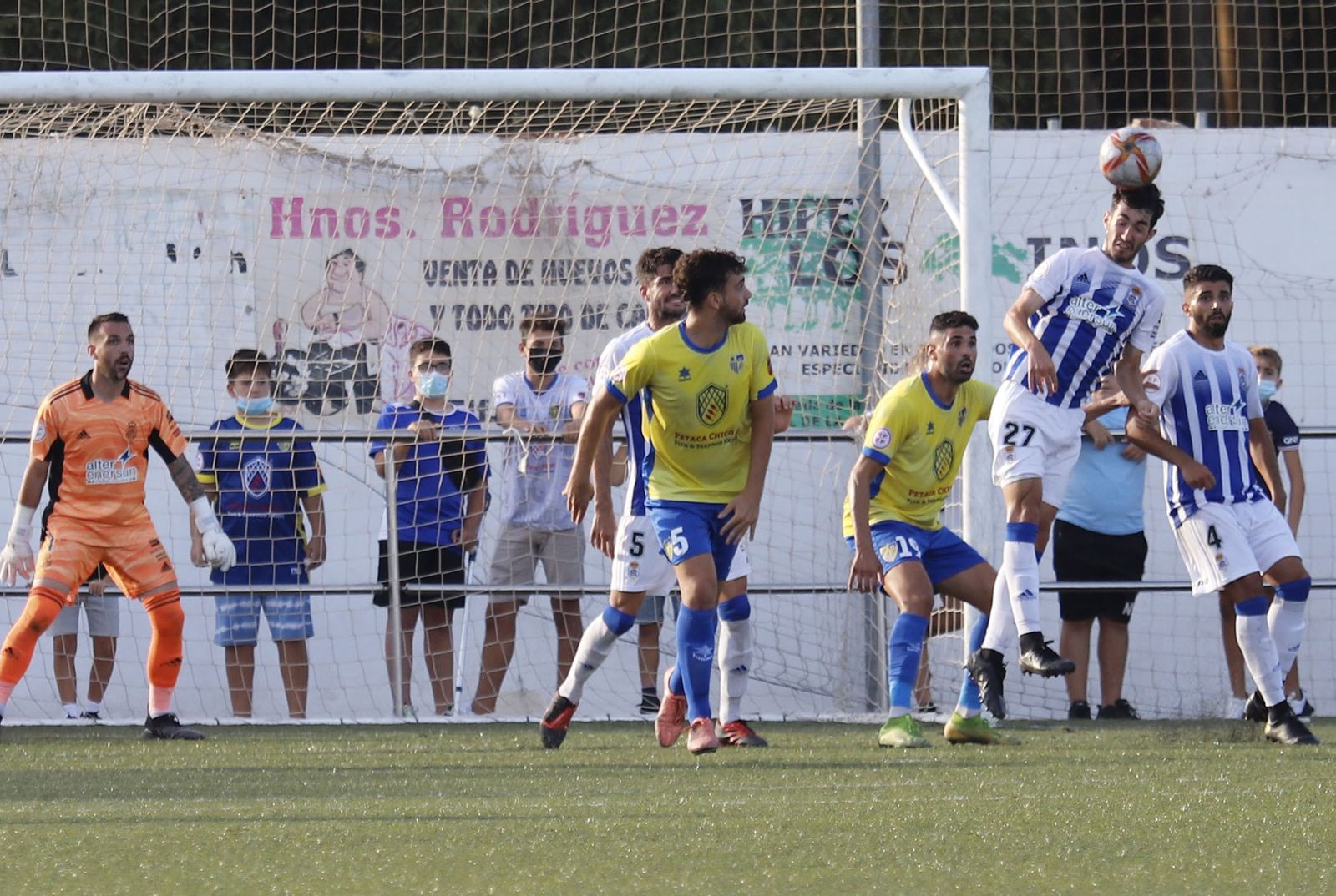 Imágenes del encuentro entre el Conil y el Recreativo de Huelva