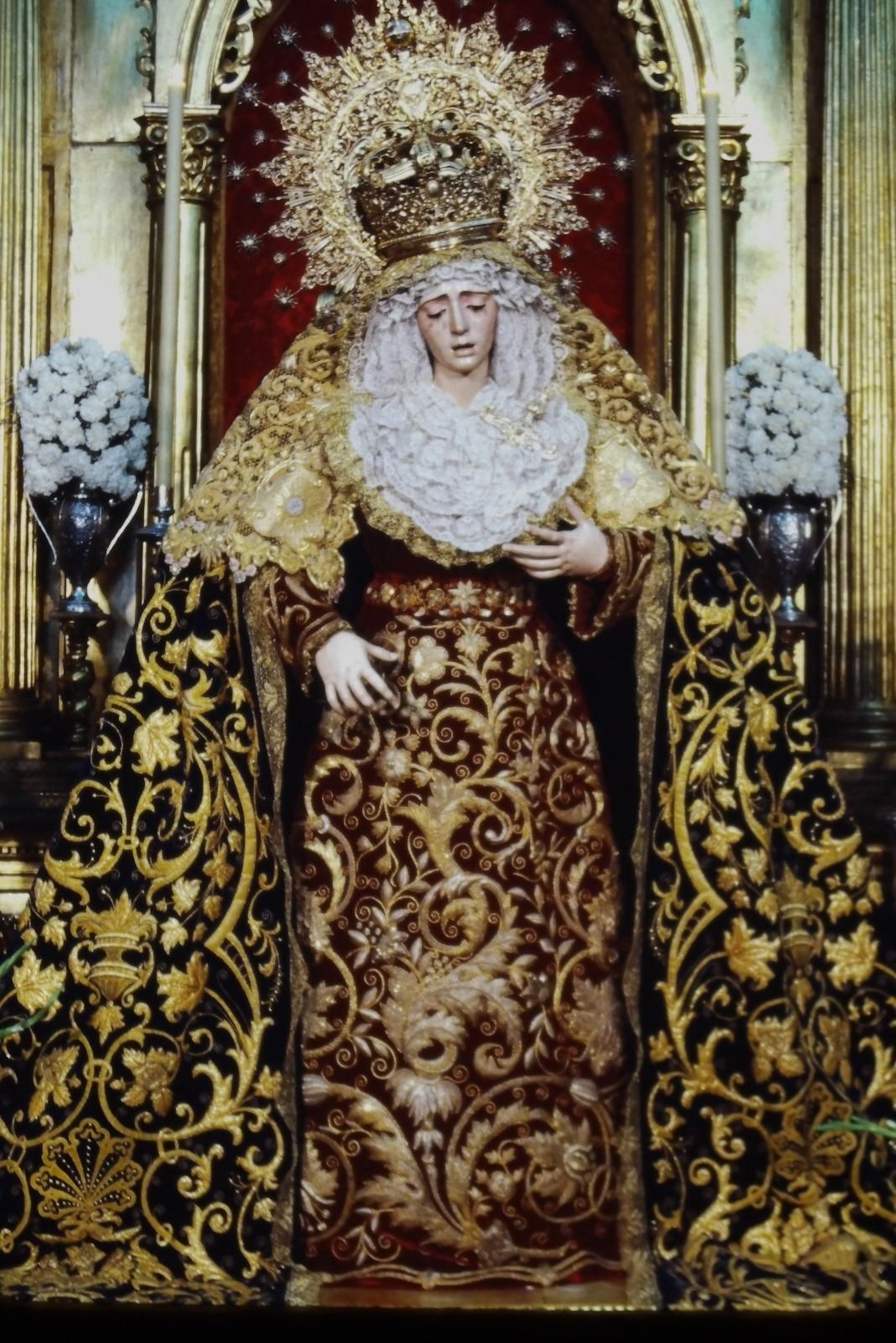 La saya del siglo XIX, cuando fue pasada a terciopelo granate por Carrasquilla.