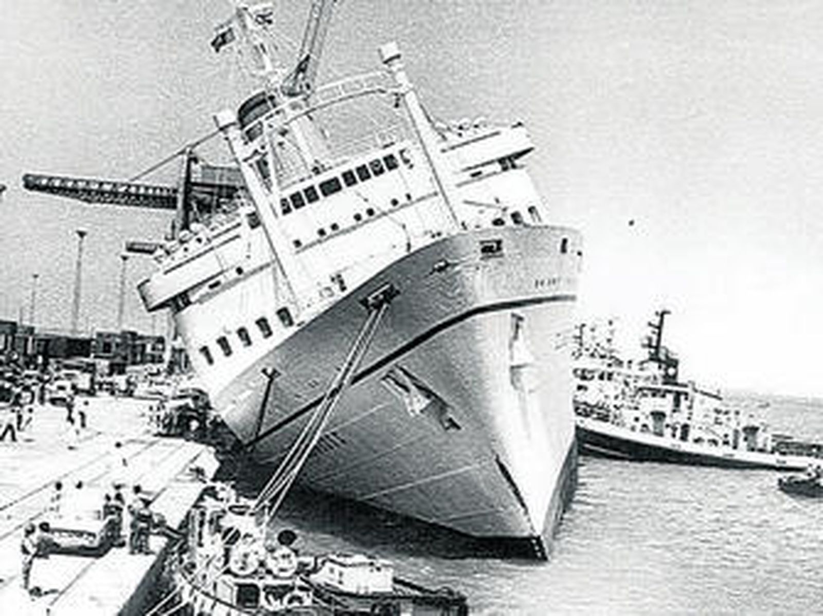 1985El Columbus C deja el muelle de Cádiz para ser desguazado en Barcelona