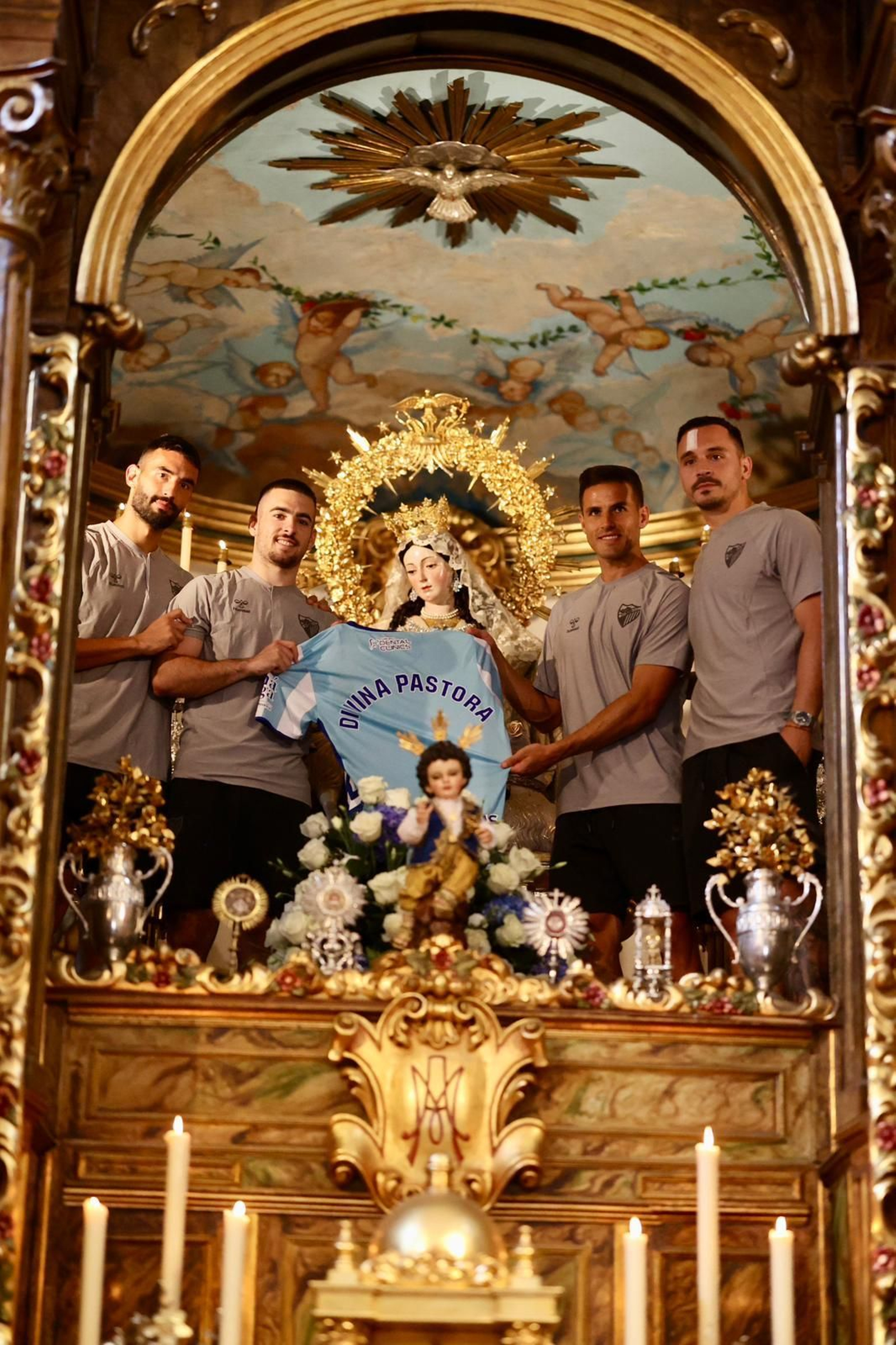 La ofrenda del Málaga CF a la Divina Pastora, en fotos