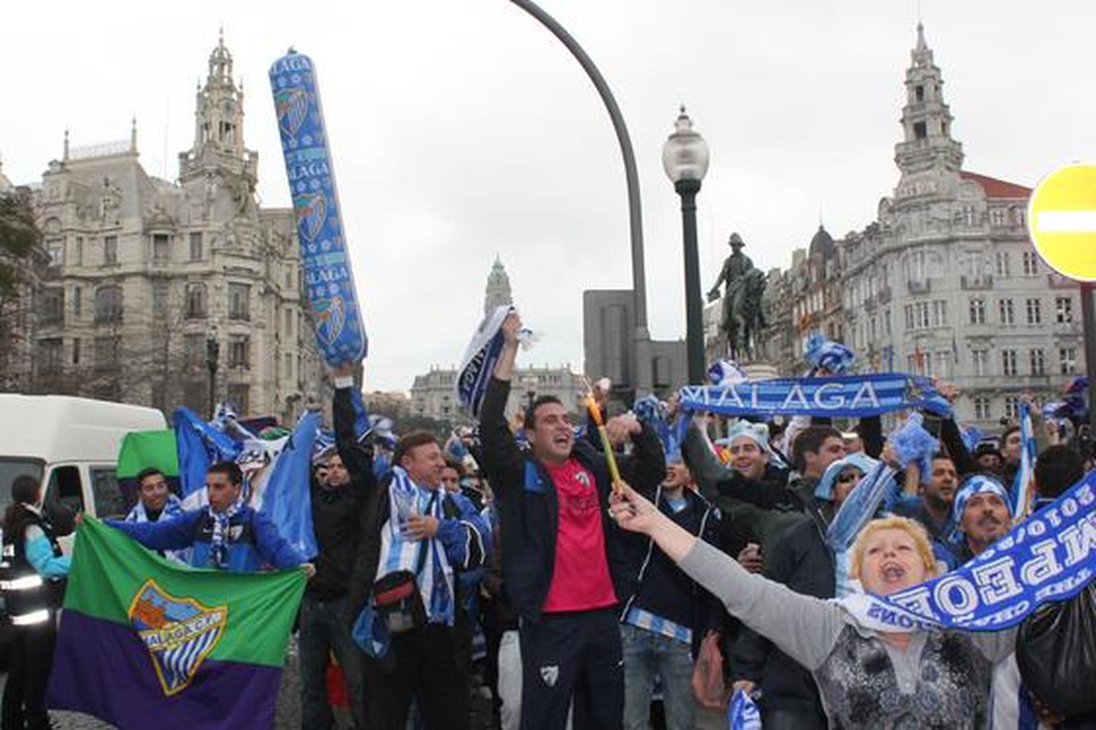 Malaguistas en la plaza de la Libertad

Foto: J. L. Malo
