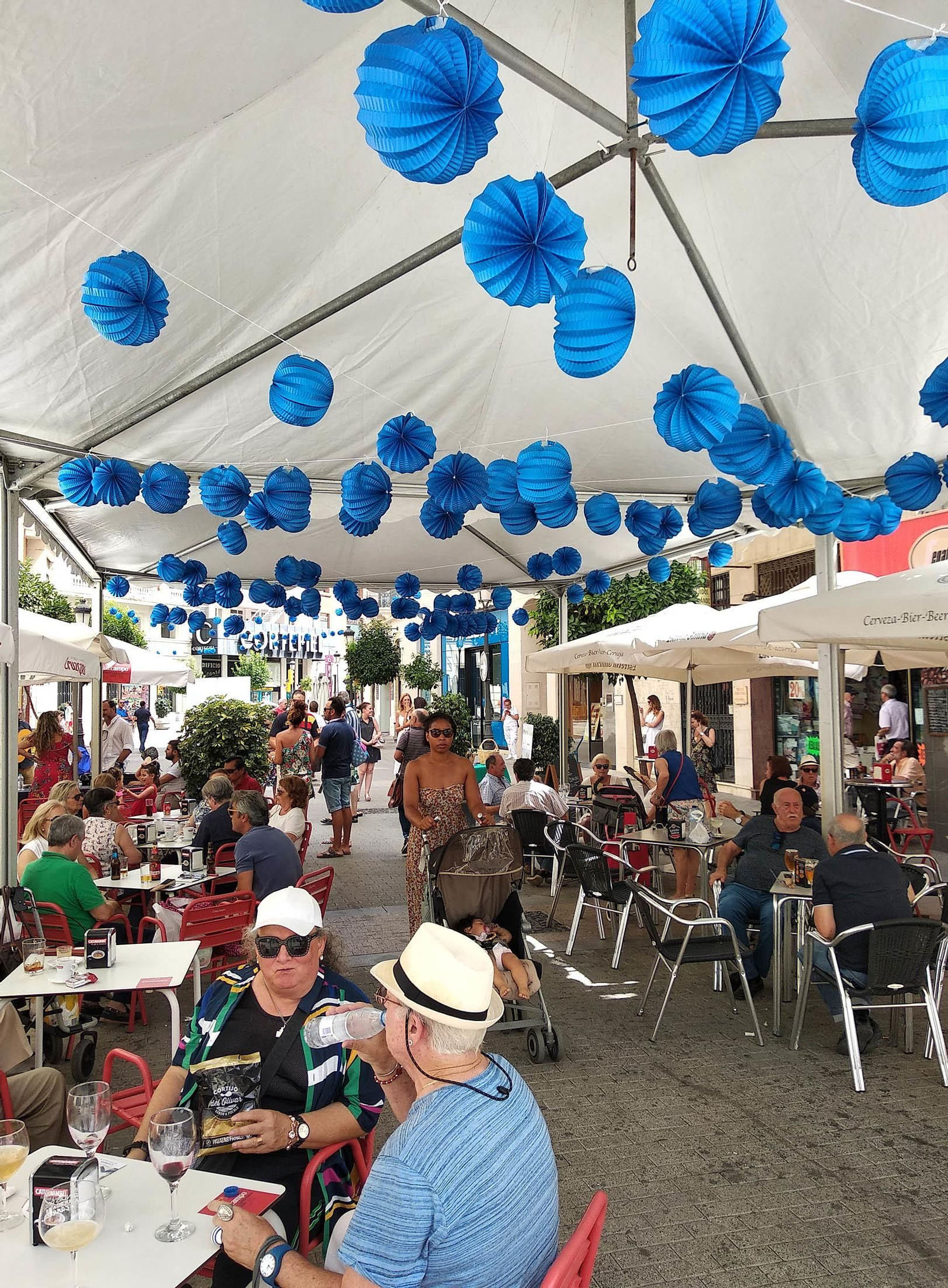 Imágenes de las Colombinas de día de la calle Marina