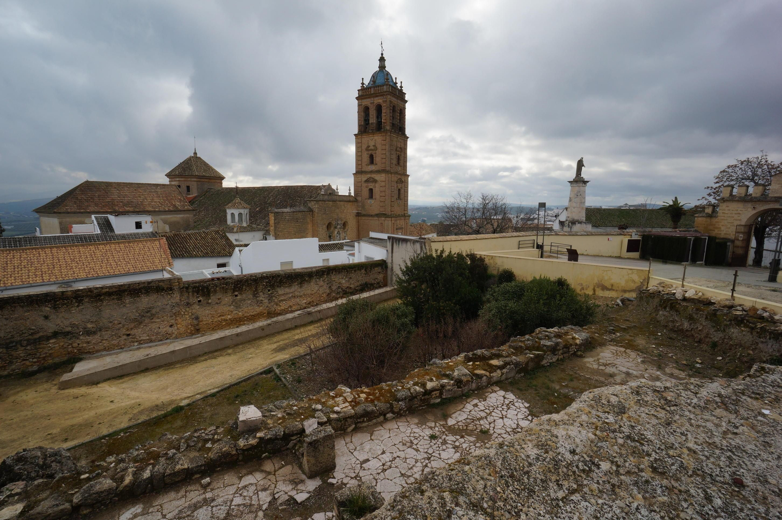 Vista de la torre de la parroquia de Santiago desde la explanada del Castillo de Montilla.