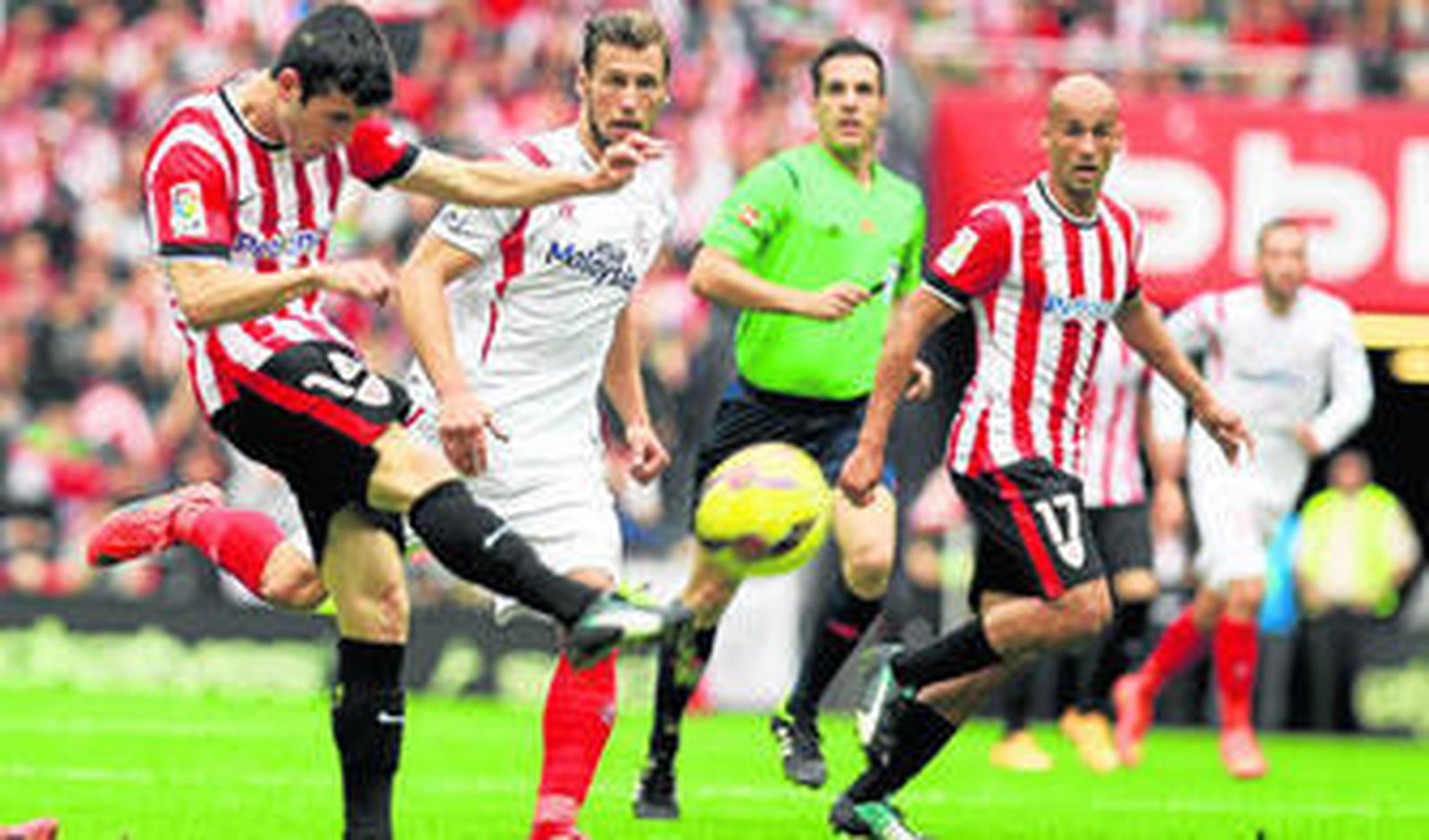 Krychowiak contempla un disparo lejano de Susaeta en presencia de Mikel Rico y Estrada Fernández.