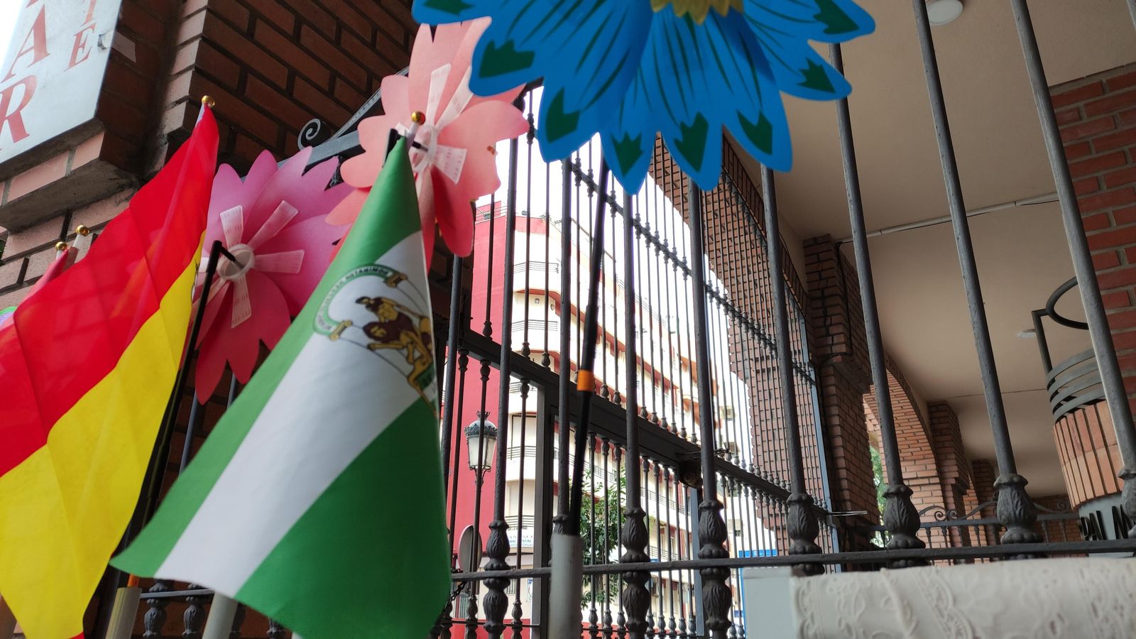 La bandera de Andalucía está siempre cerca.